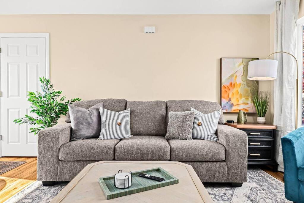 One-Bedroom Apartment photo 1