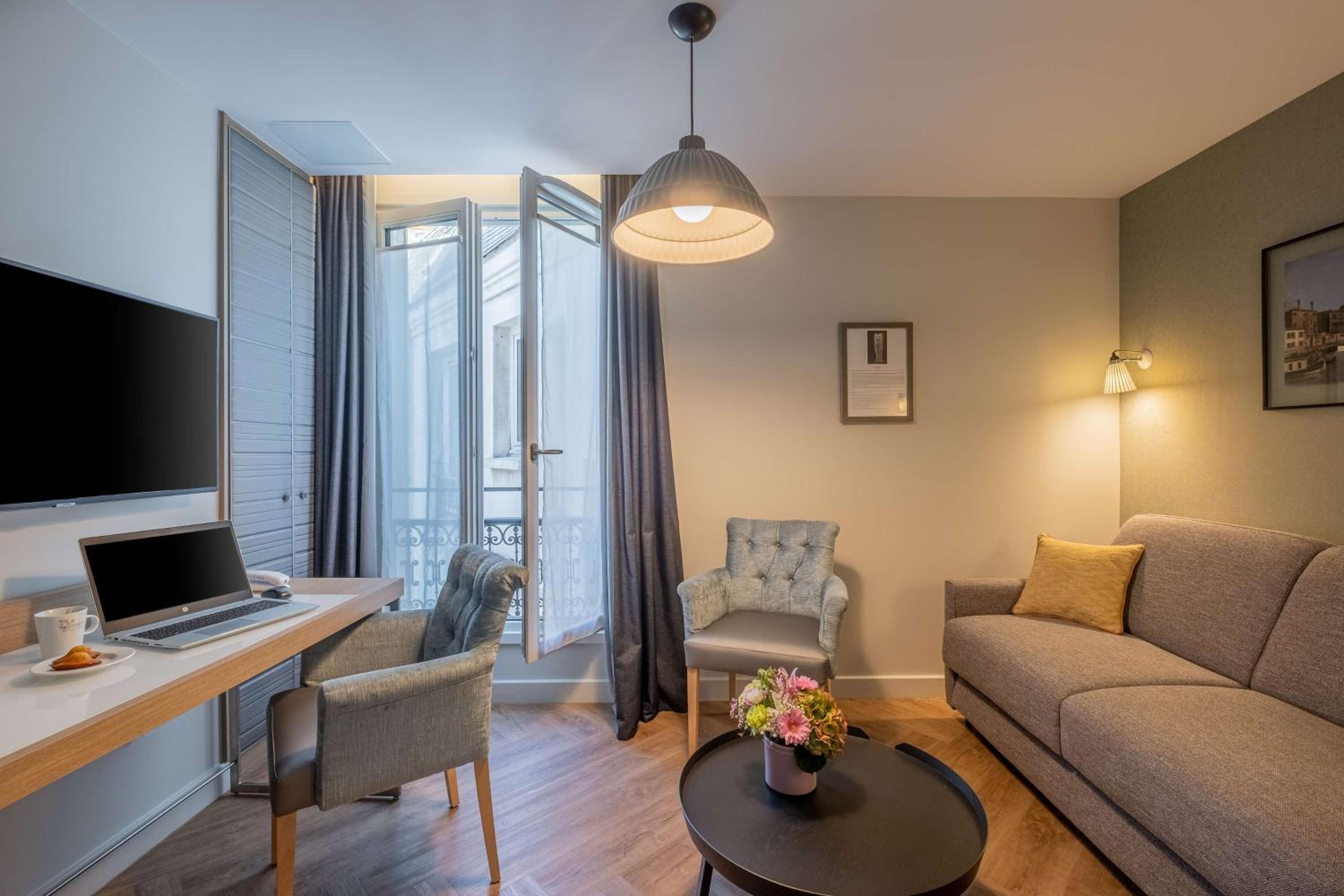 Junior Queen Suite with Sofa Bed