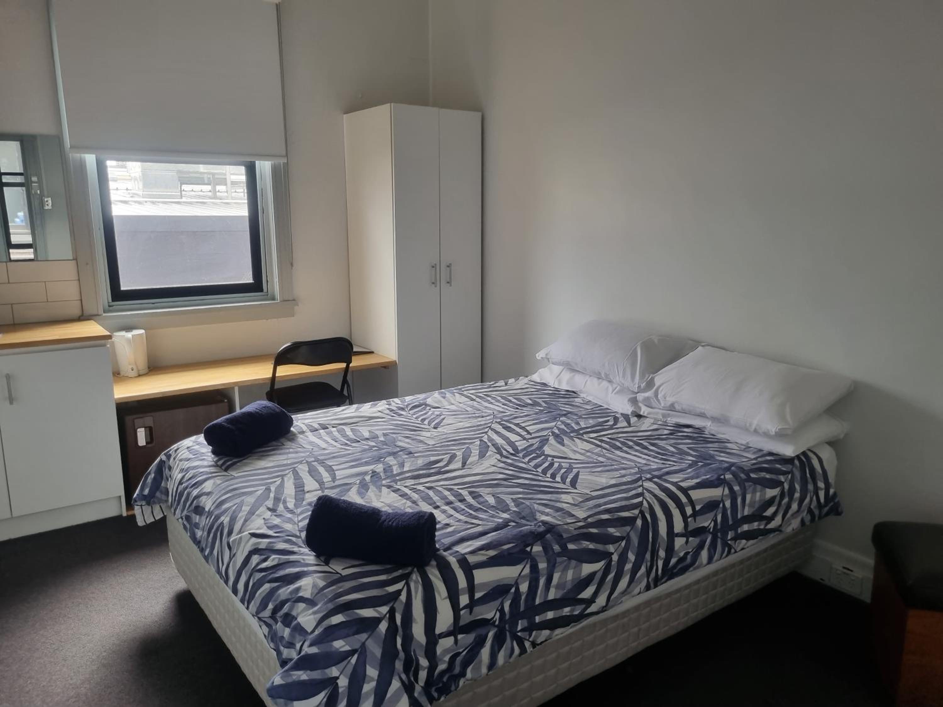 Queen Room with Shared Bathroom photo 1