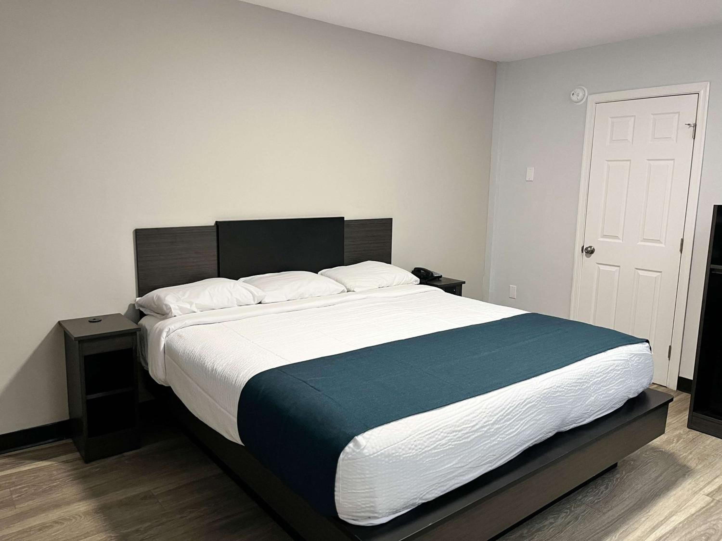King Room - Non-Smoking - Photo 5