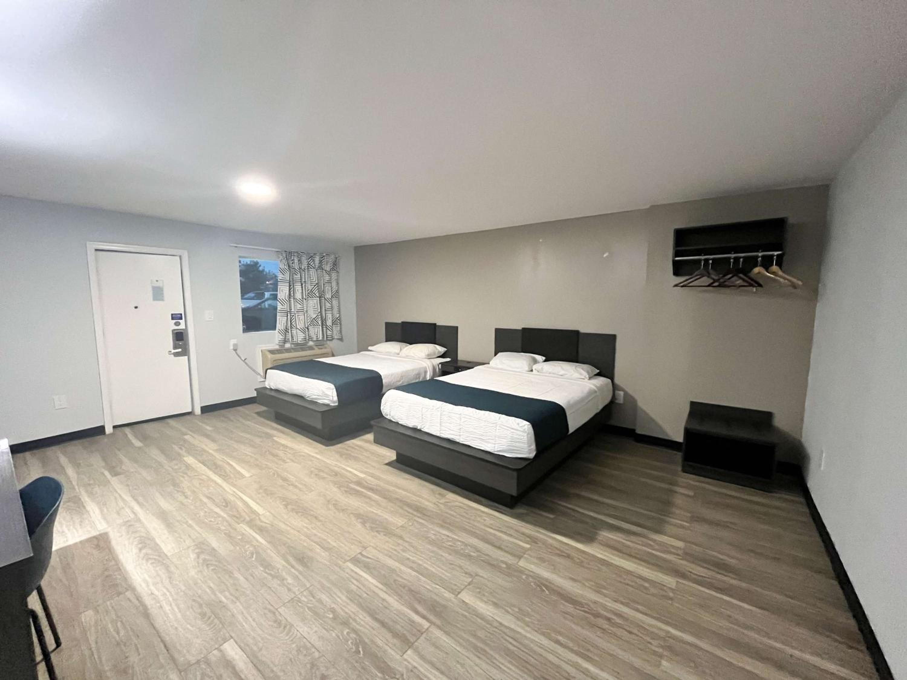 Queen Room with Two Queen Beds - Non-Smoking - Photo 2