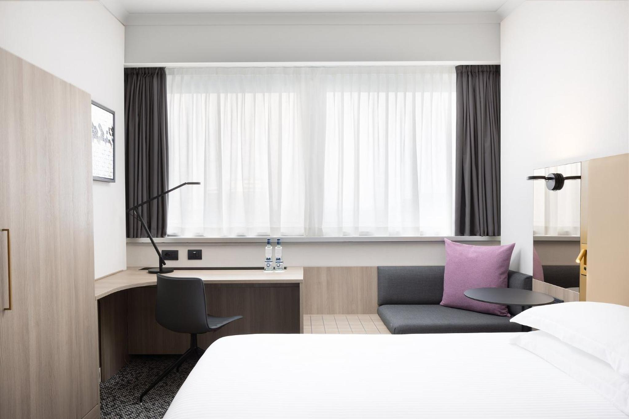 Standard King Room - Photo 9