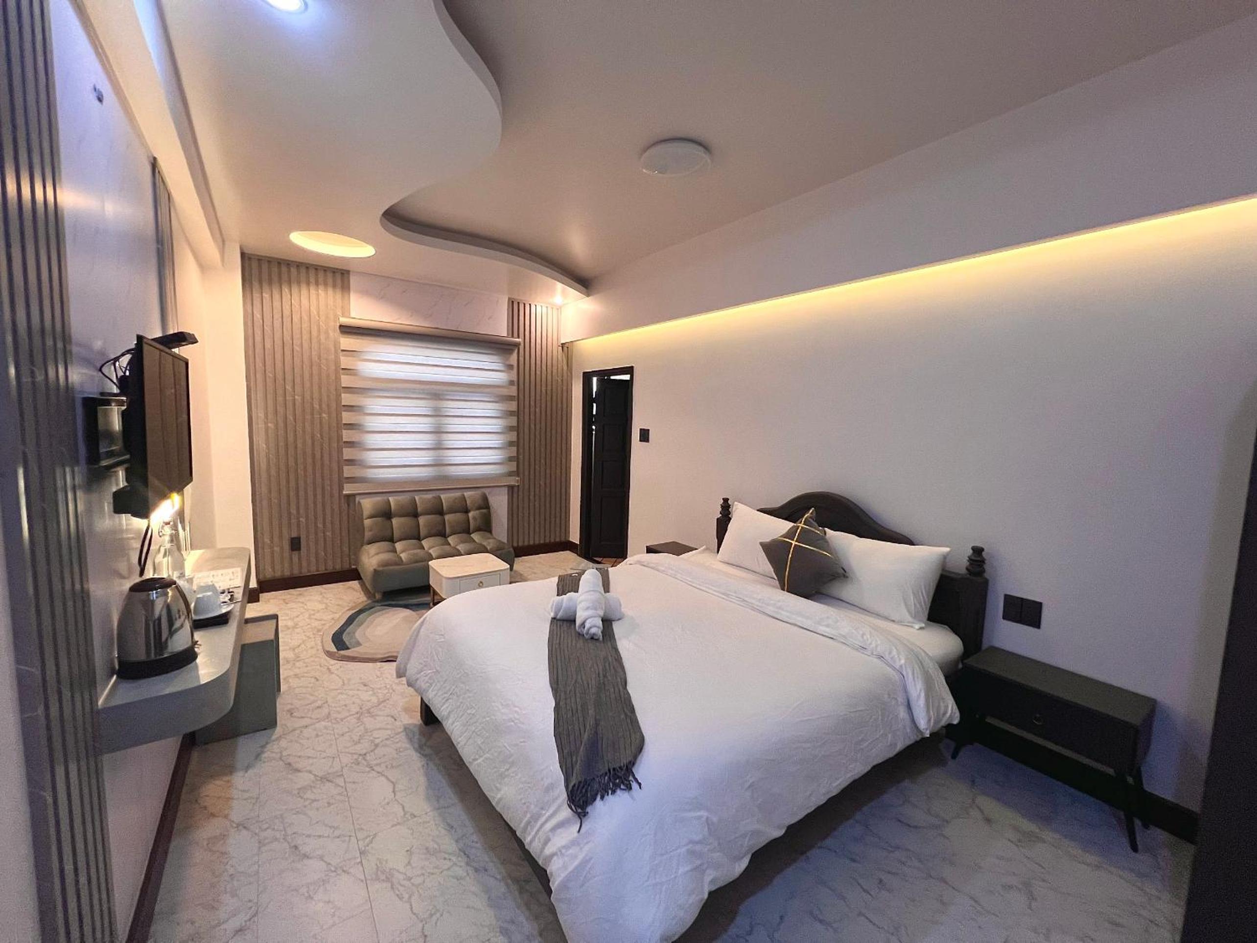 Deluxe King Room - Photo 20