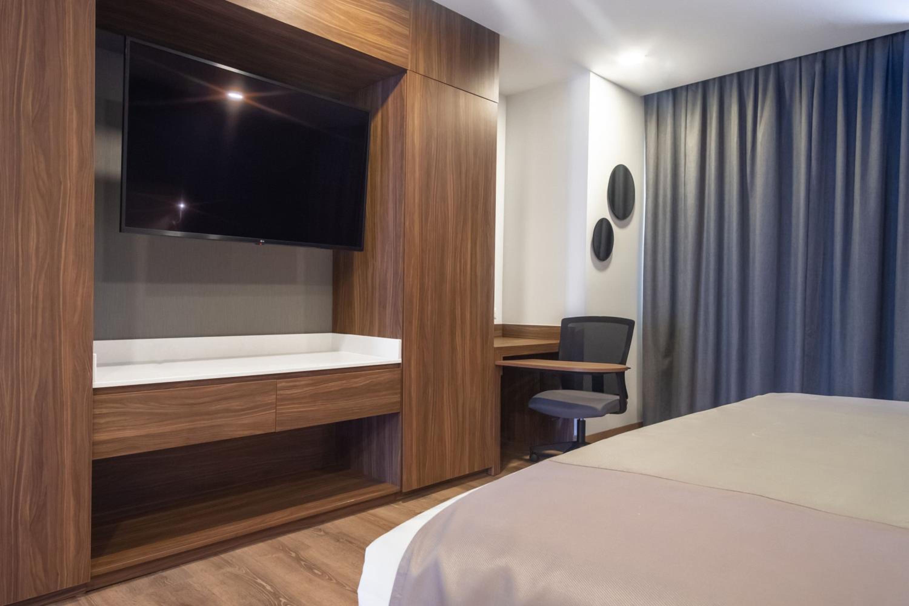 Deluxe King Room with City View and Balcony - Photo 4