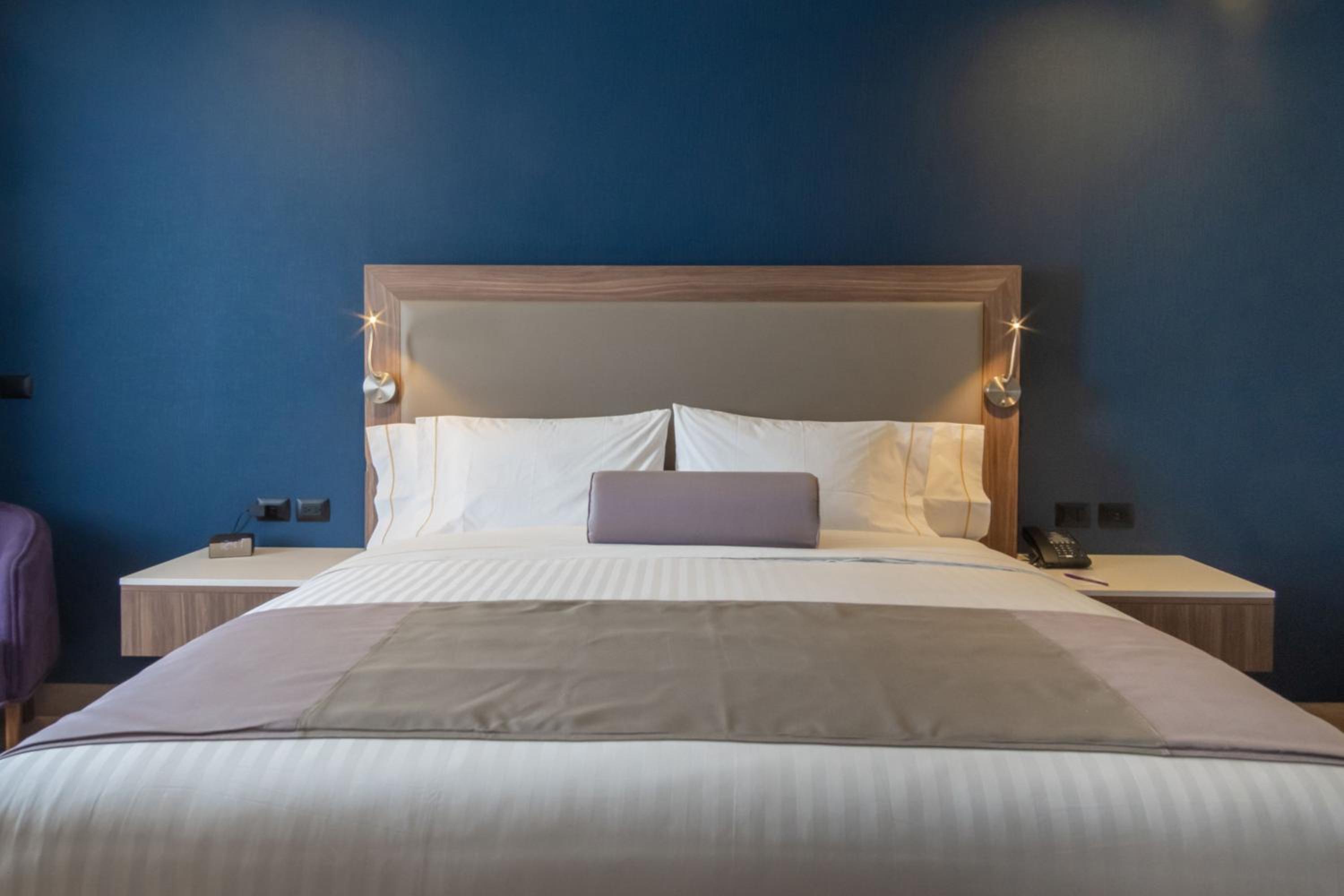 Deluxe King Room with City View and Balcony - Photo 2