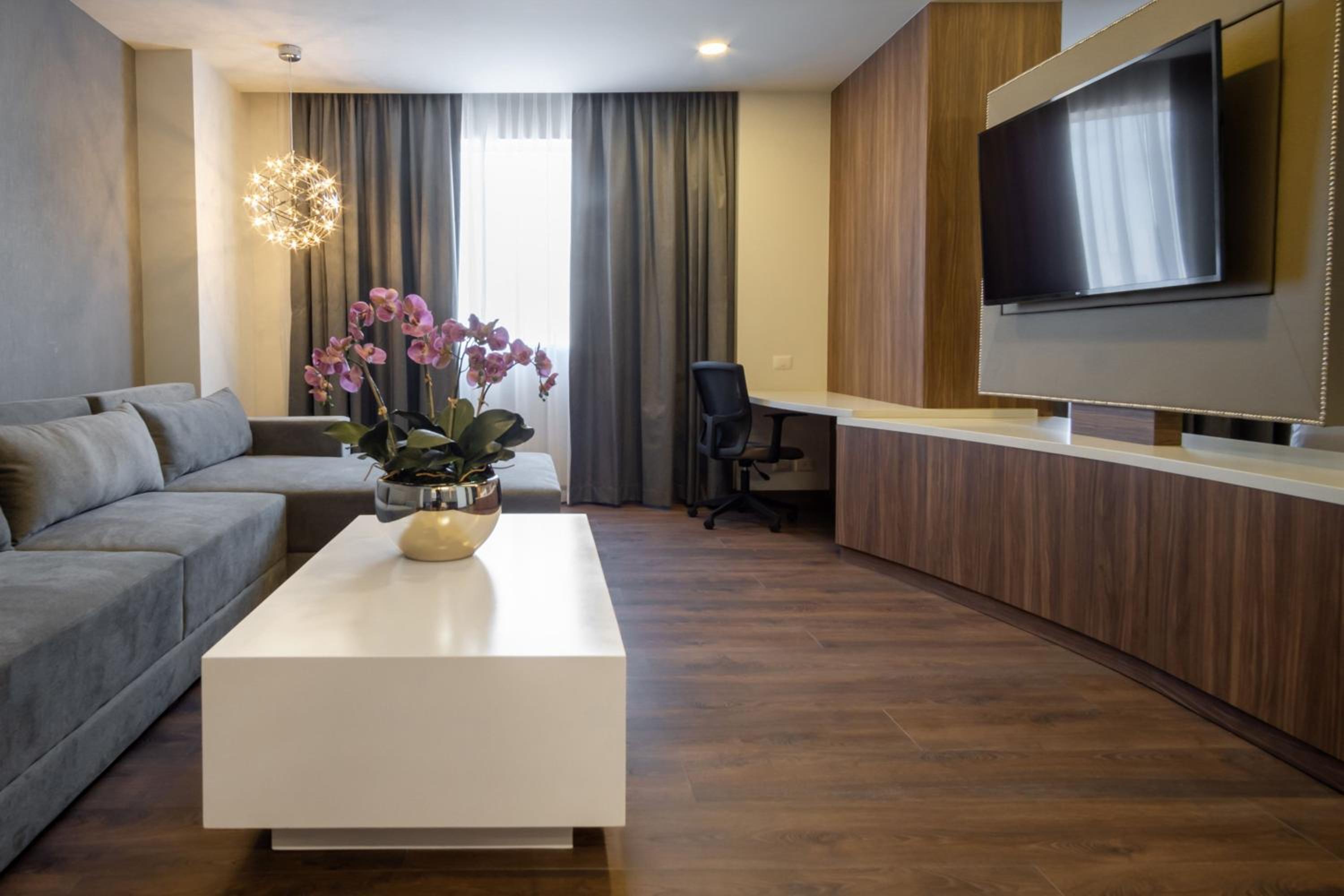 Junior King Suite with City View - Photo 2