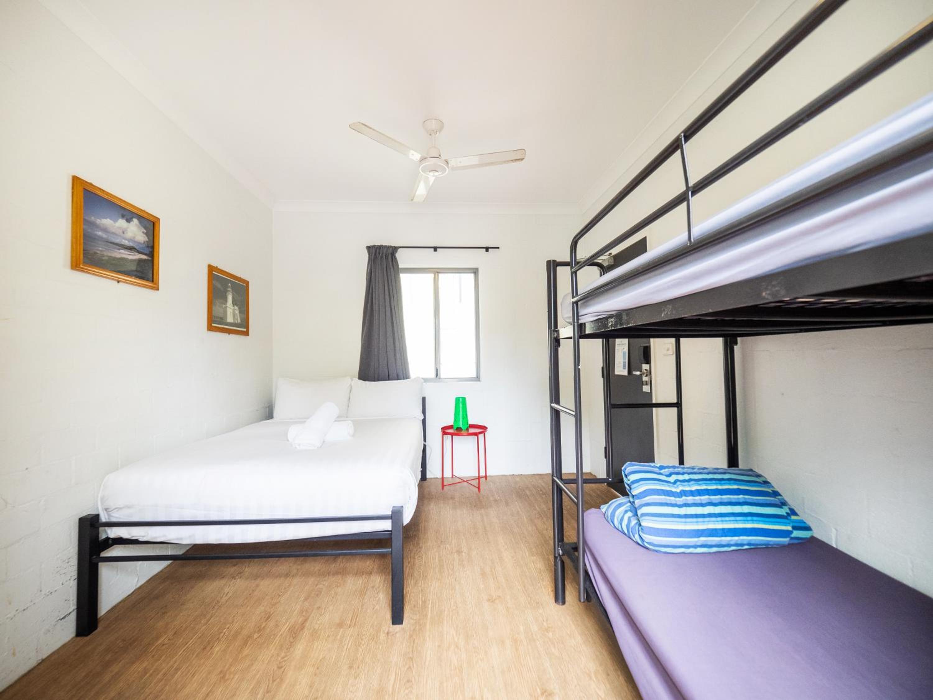 Double Plus Two Balcony with Shared Bathroom photo 2