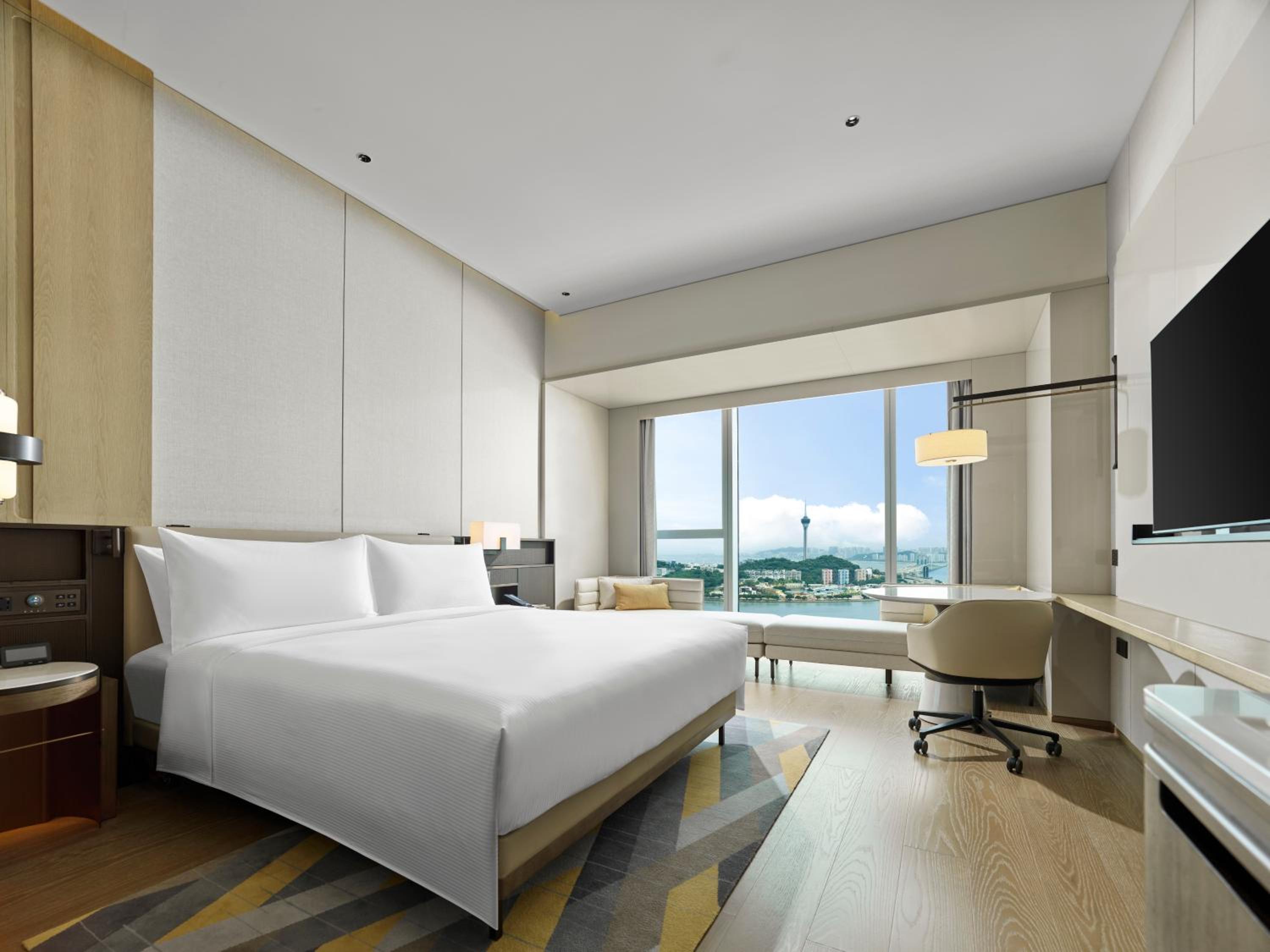 Deluxe King Room with Sea View - Photo 7