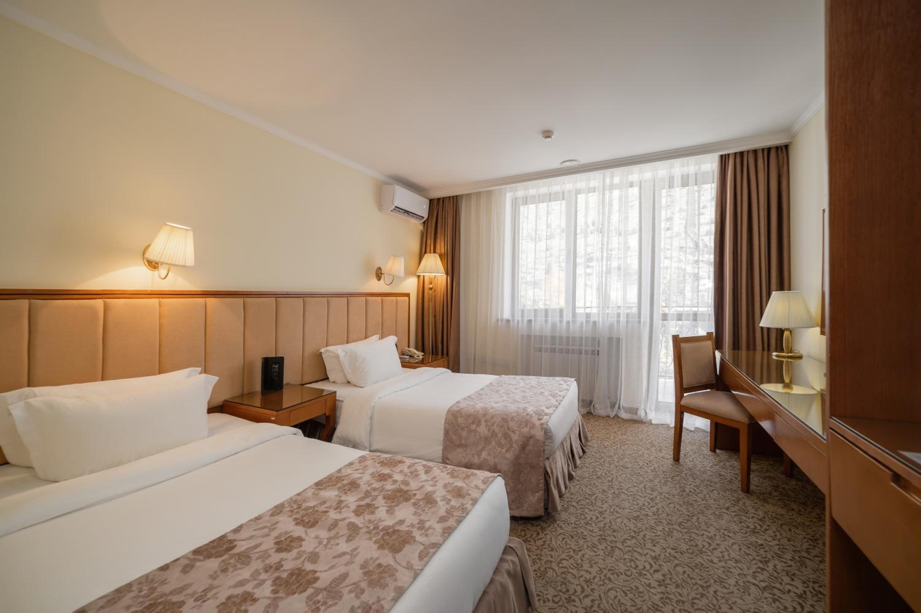 Twin Room with Balcony - Photo 2