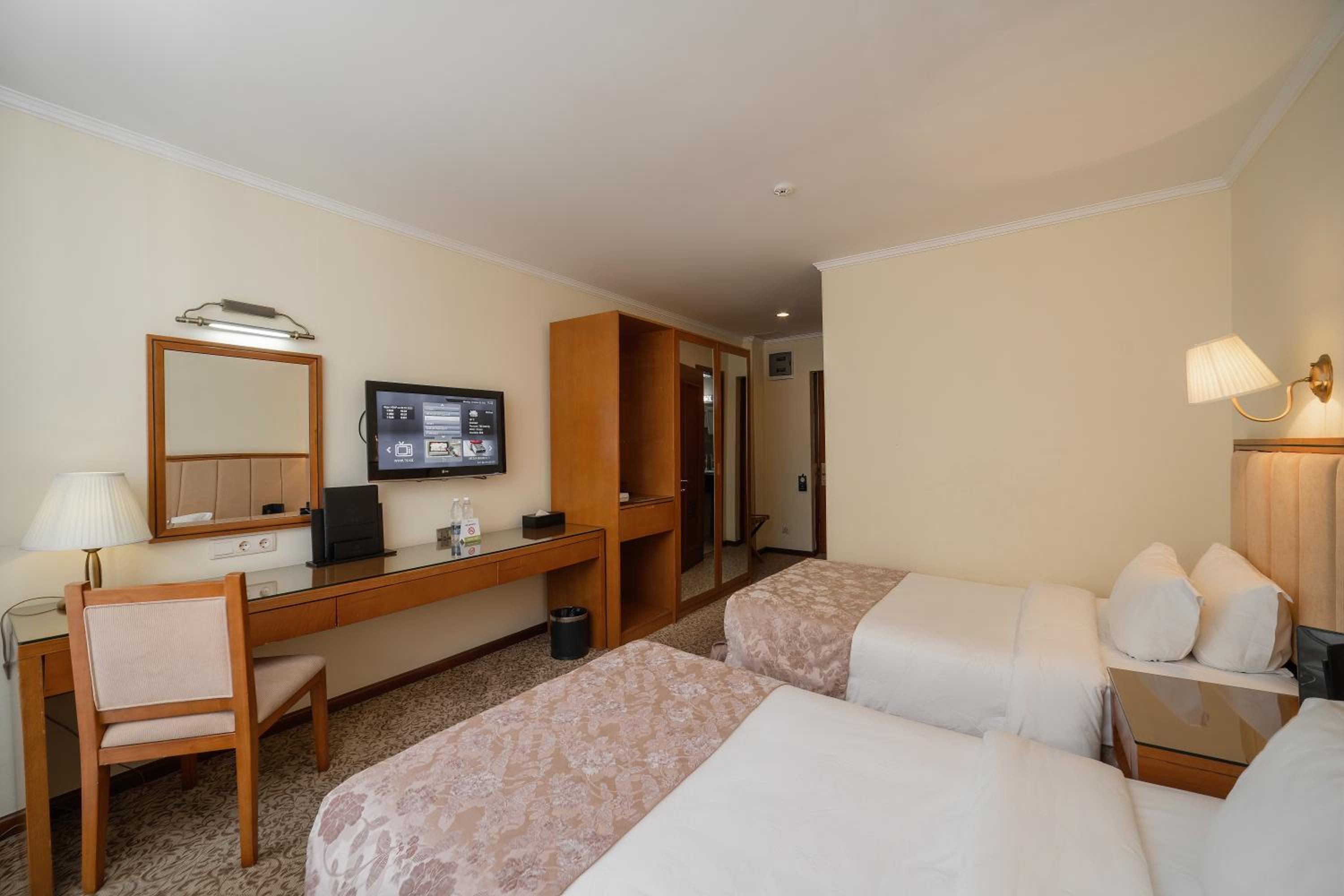 Twin Room with Balcony - Photo 3