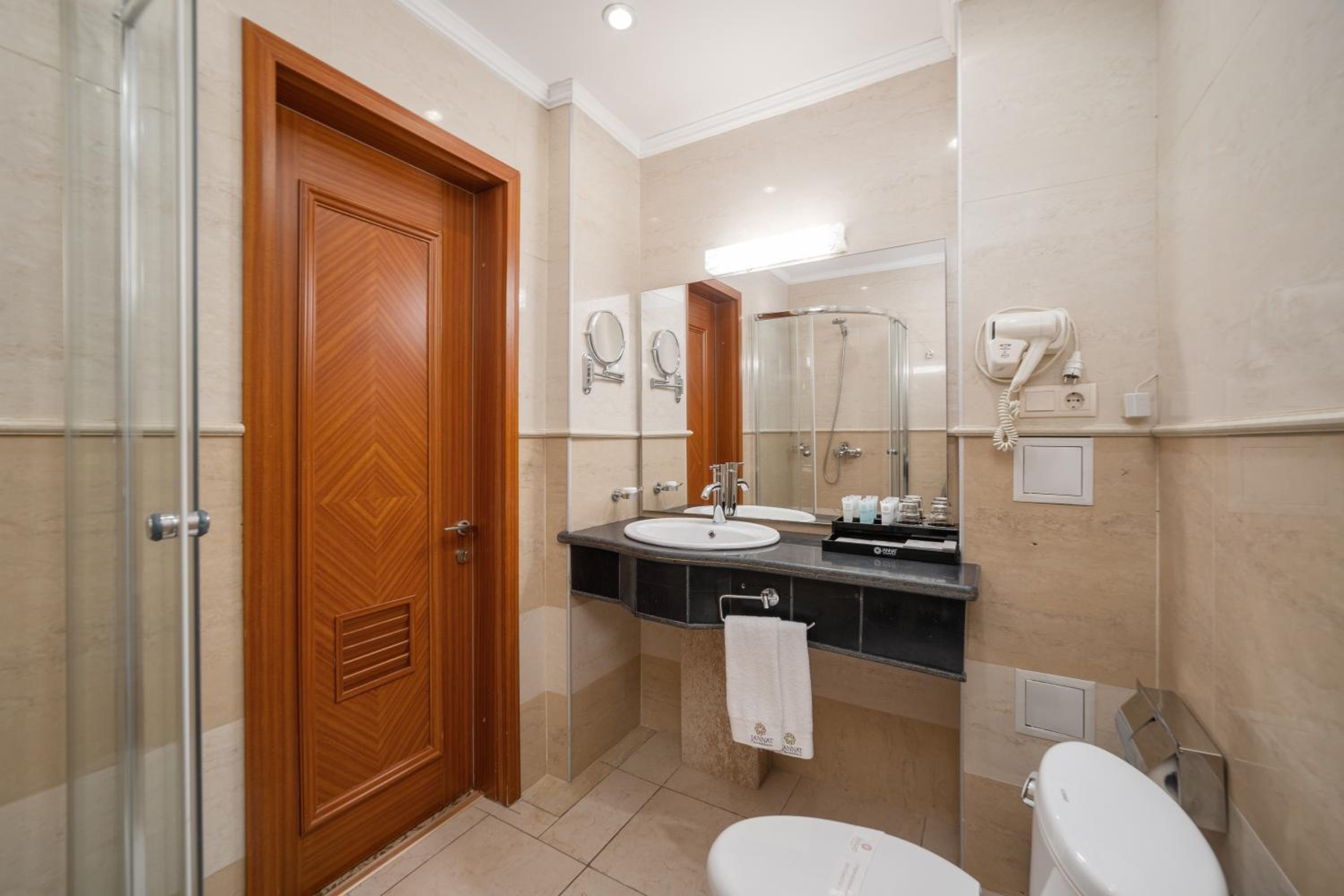 Twin Room with Balcony - Photo 5