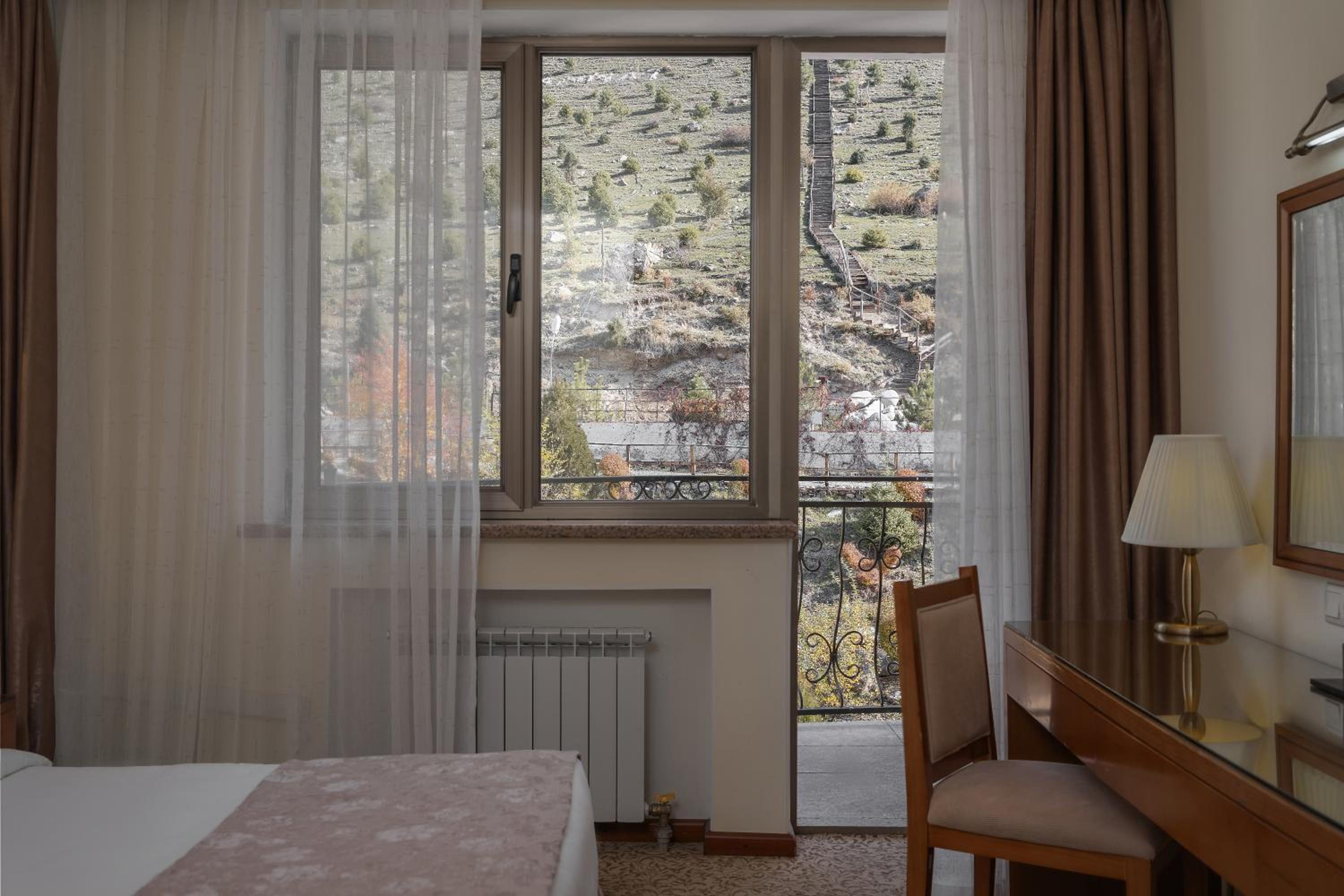 Twin Room with Balcony - Photo 4