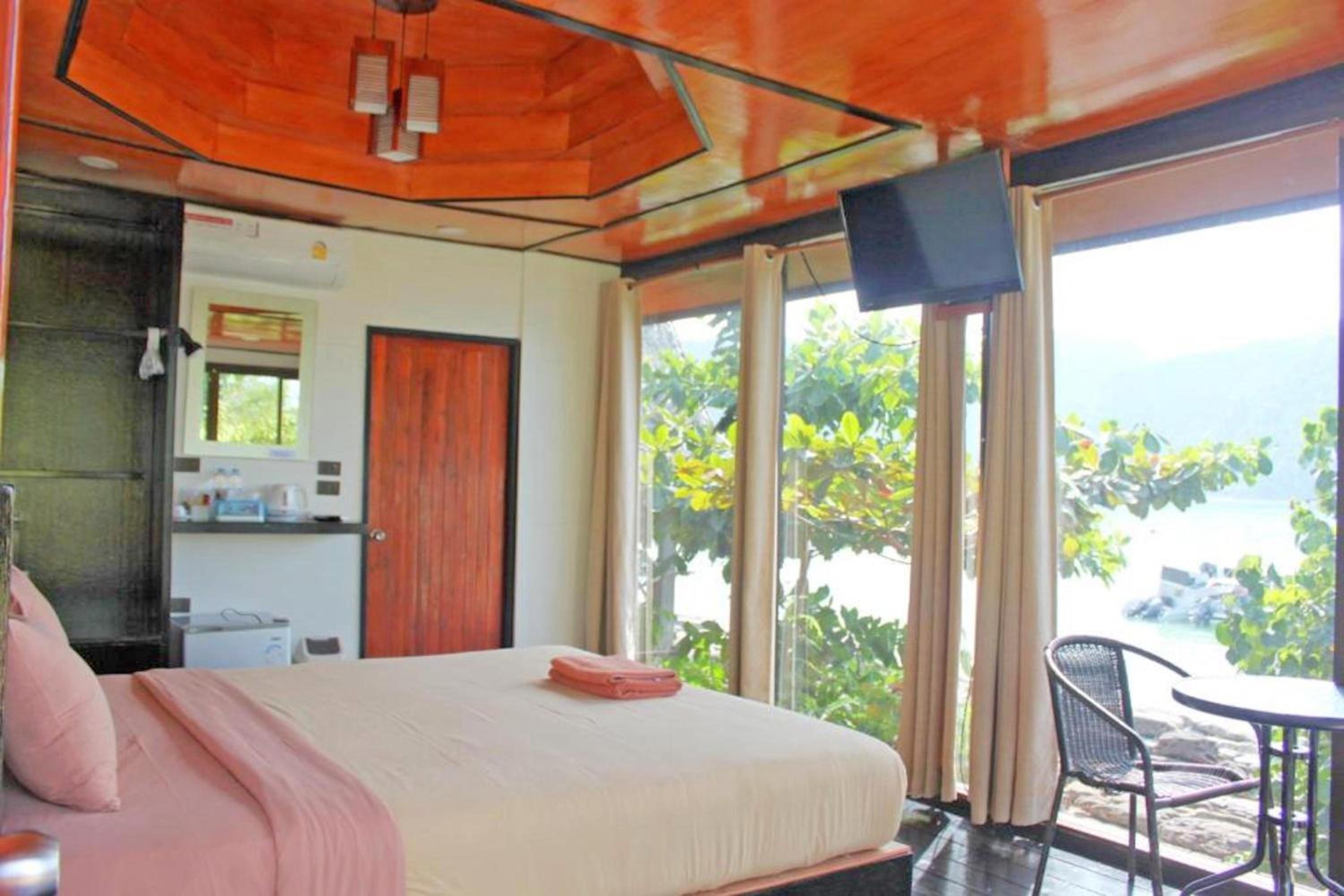 Sweet Seafront Deluxe Bungalow photo 3