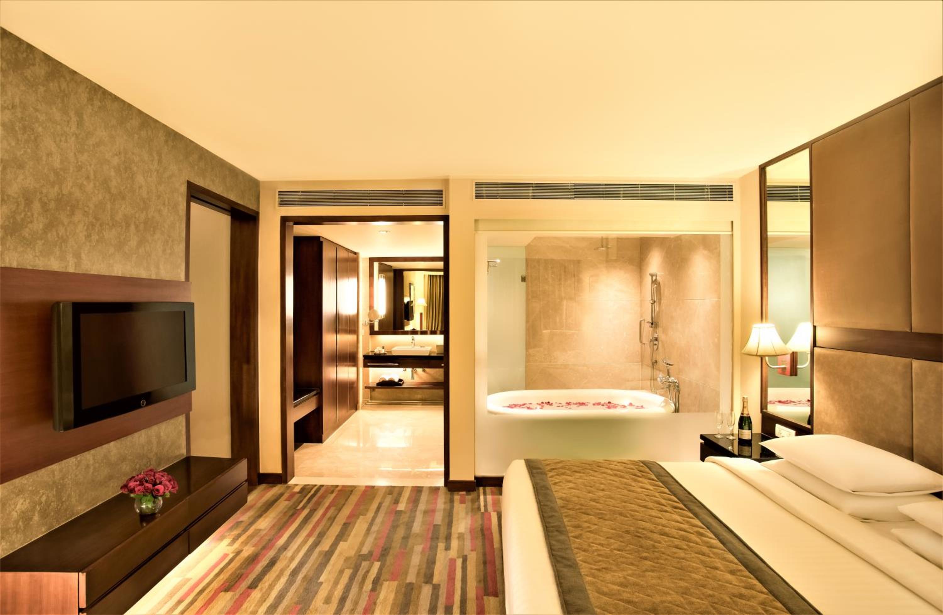 One-Bedroom Executive Suite - Club Lounge Access