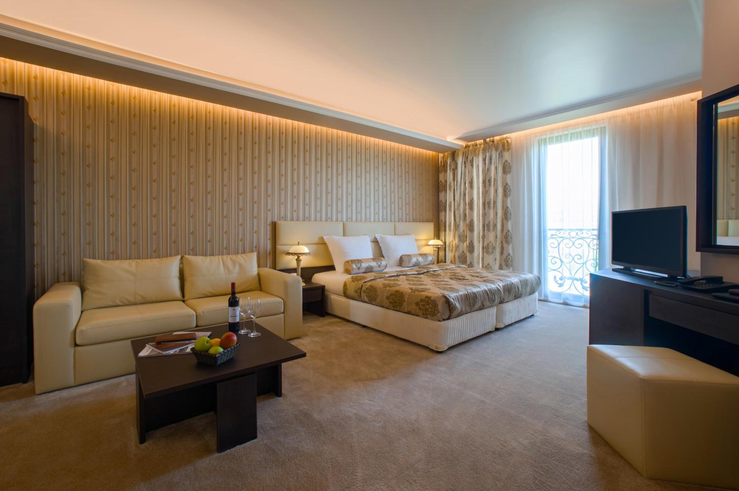 Deluxe Double Room with Mountain View (2 adults + 2 children) - Photo 1