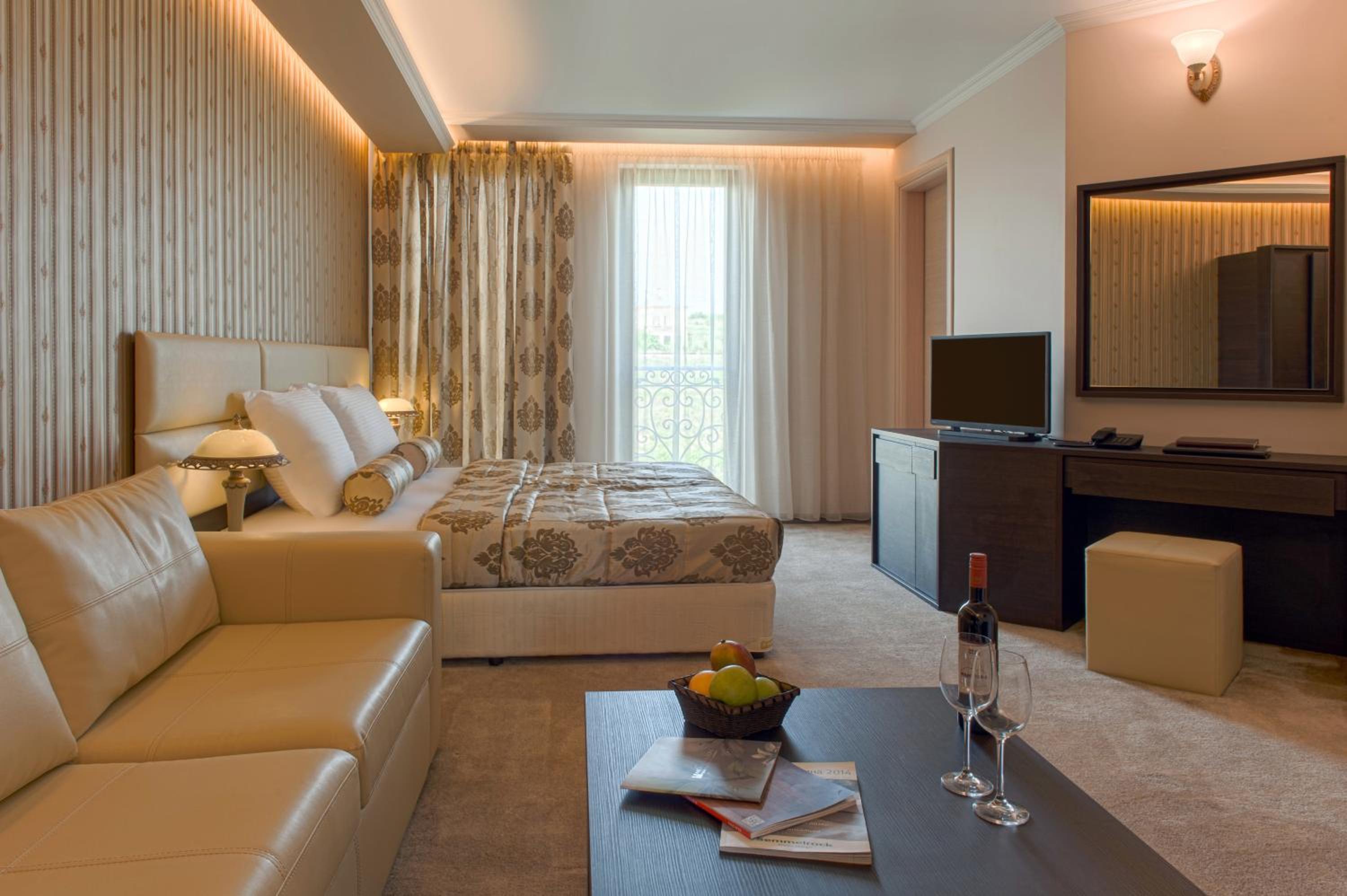 Deluxe Double Room with Mountain View (2 adults + 2 children) - Photo 2