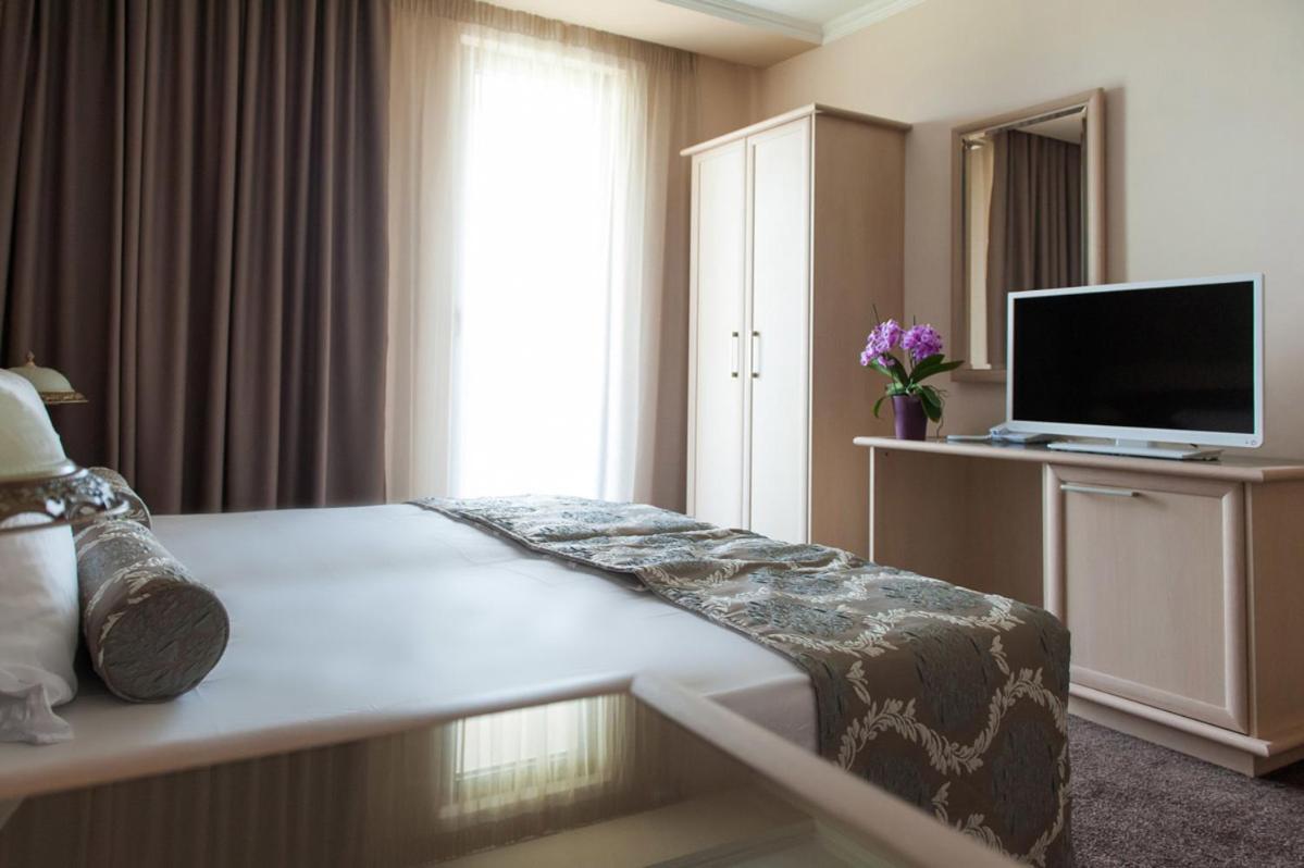 Double Room with Mountain View - Photo 1