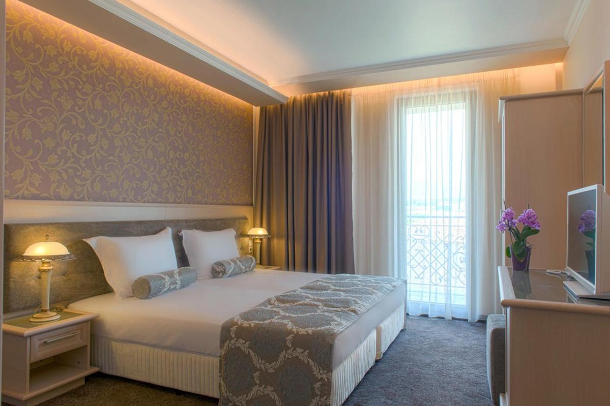 Double Room with Mountain View - Photo 2