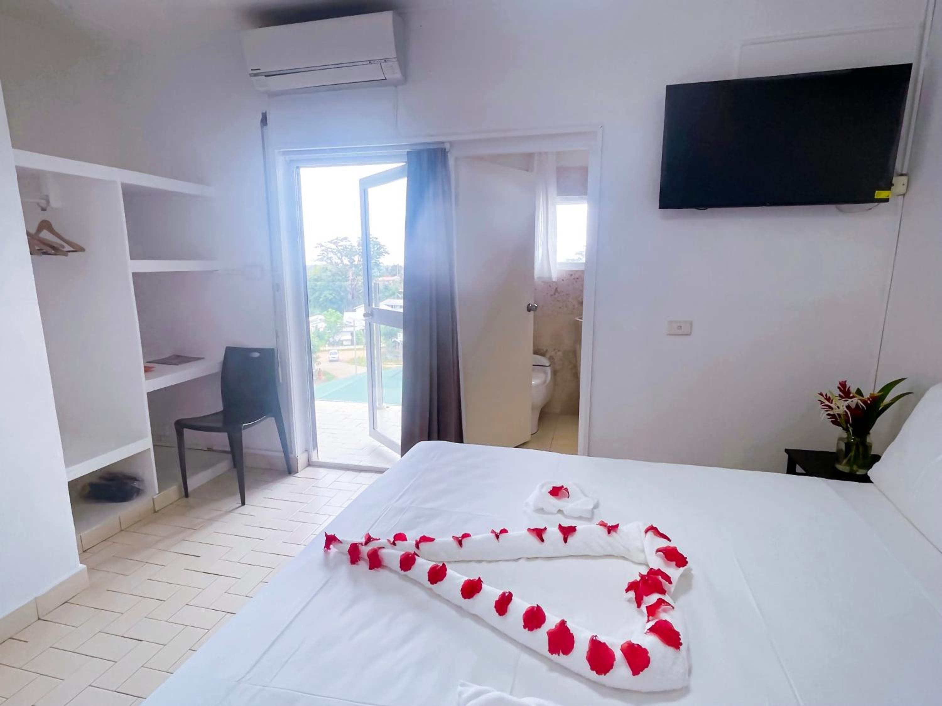 Queen Room with Balcony photo 1