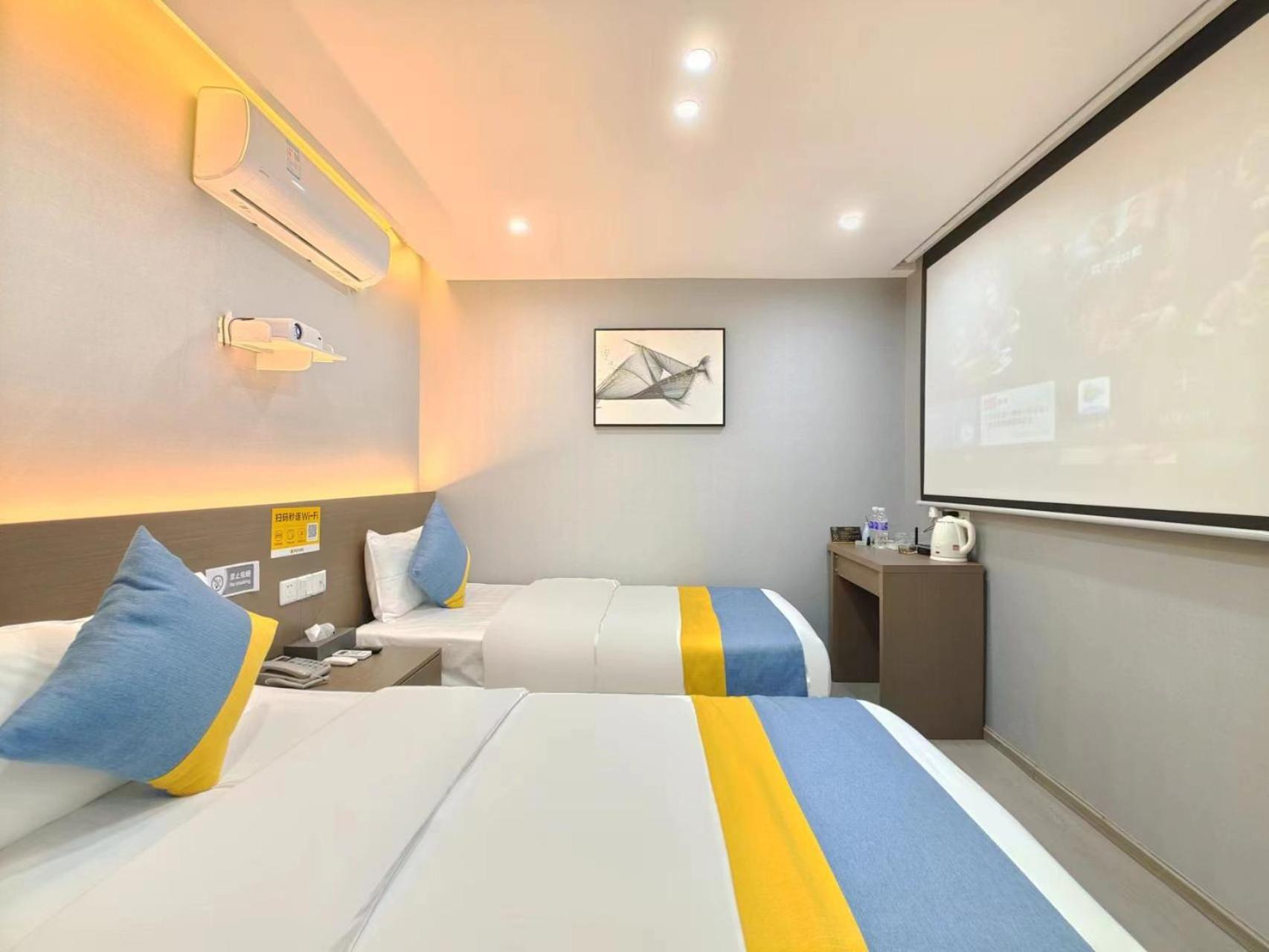 Deluxe Family Suite photo 3