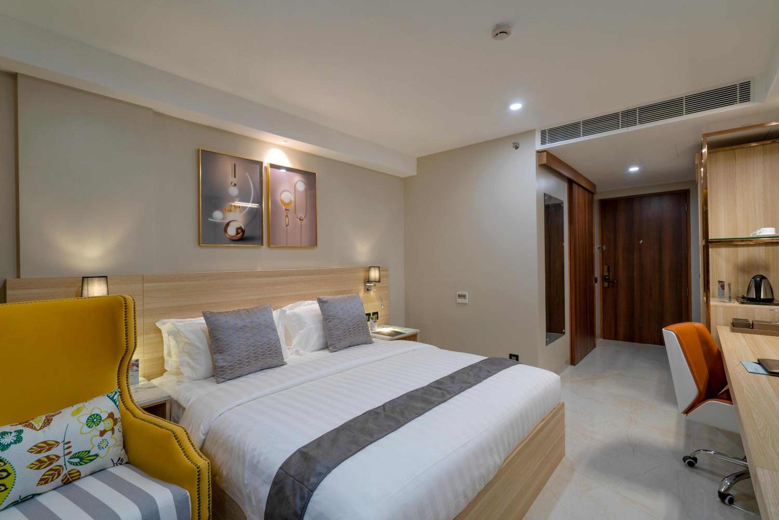 Deluxe King Room - Photo 1