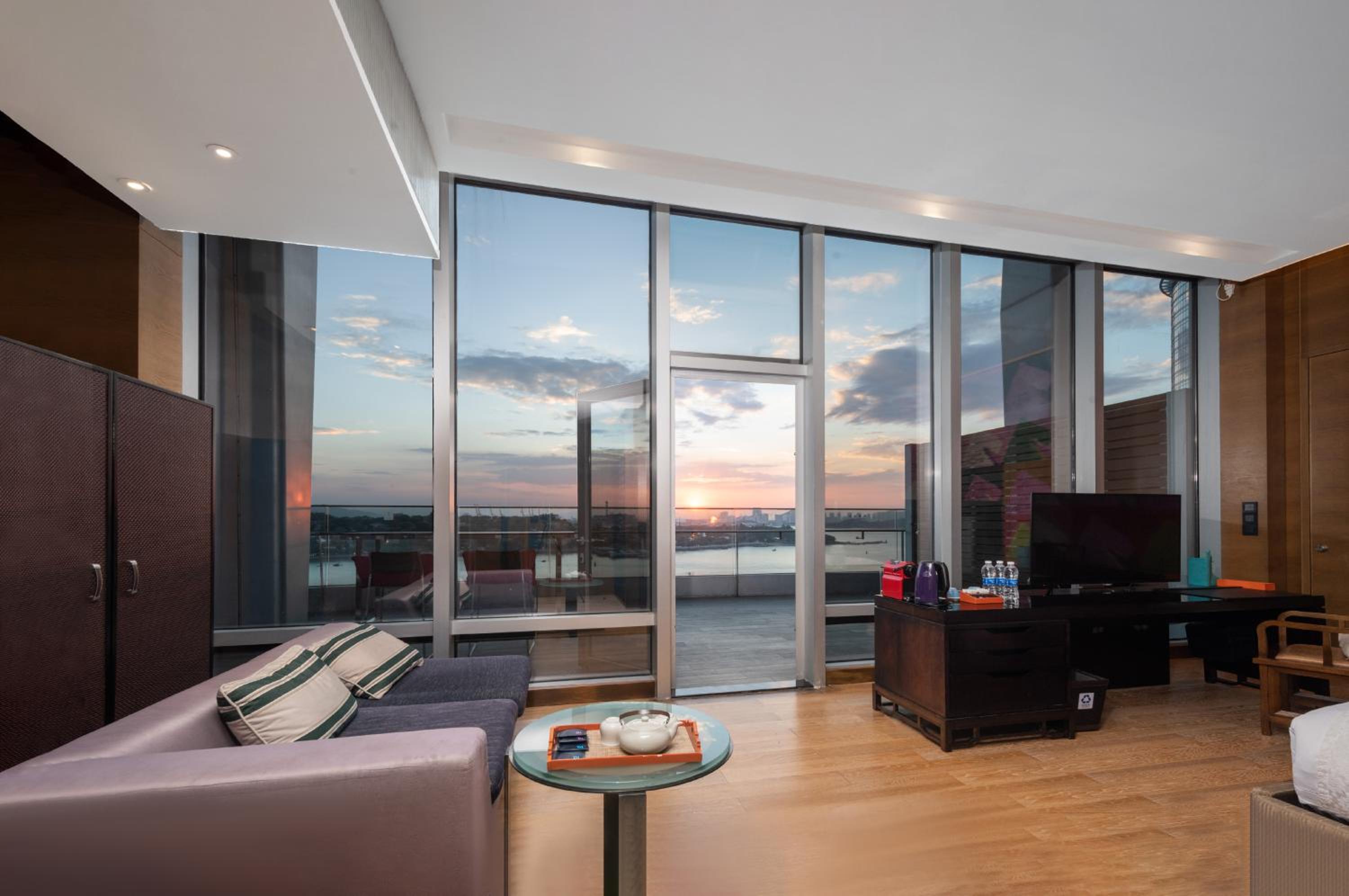 Premium King Room with Balcony and Sea View - Photo 6