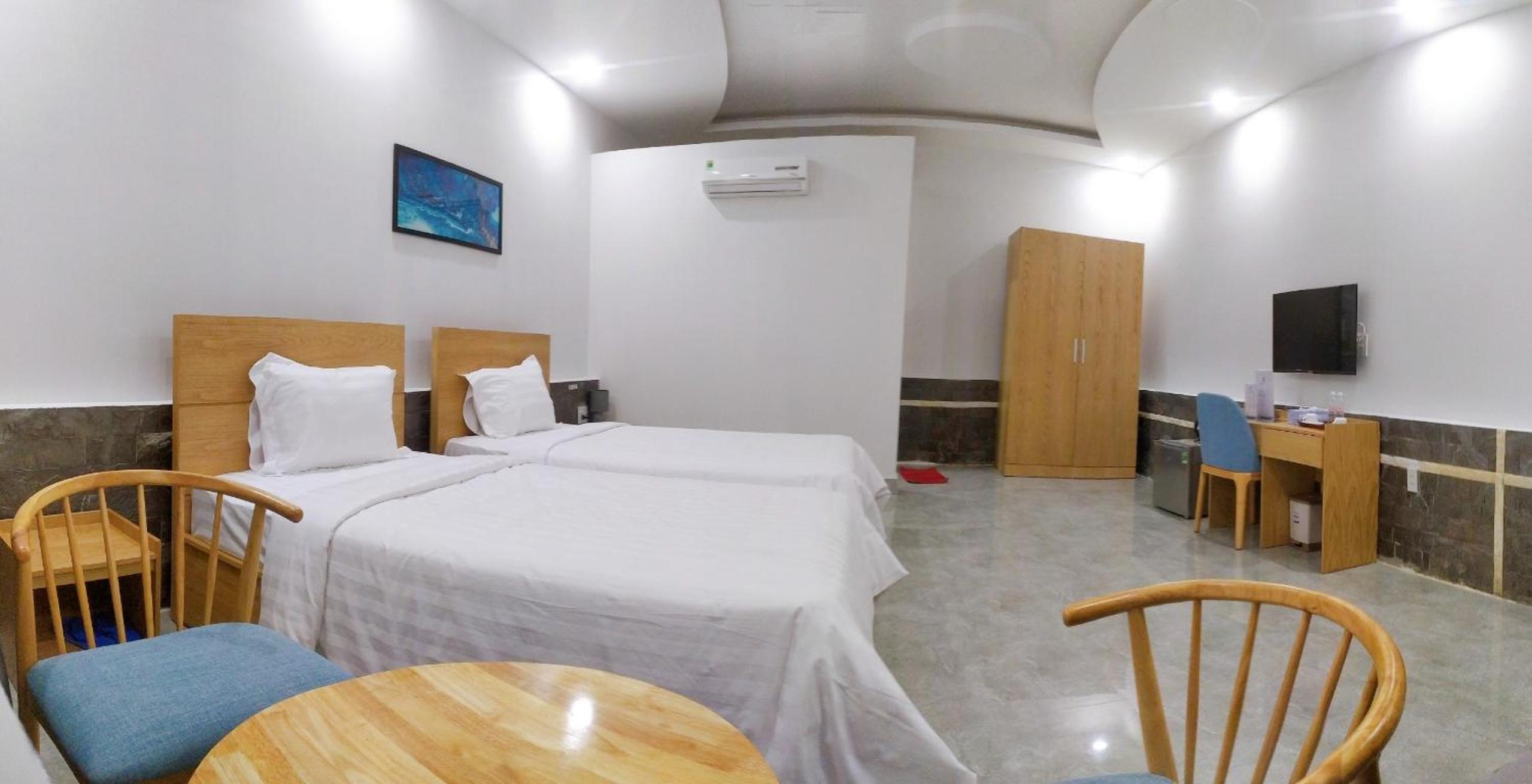 Twin Room with Pool View - Photo 4