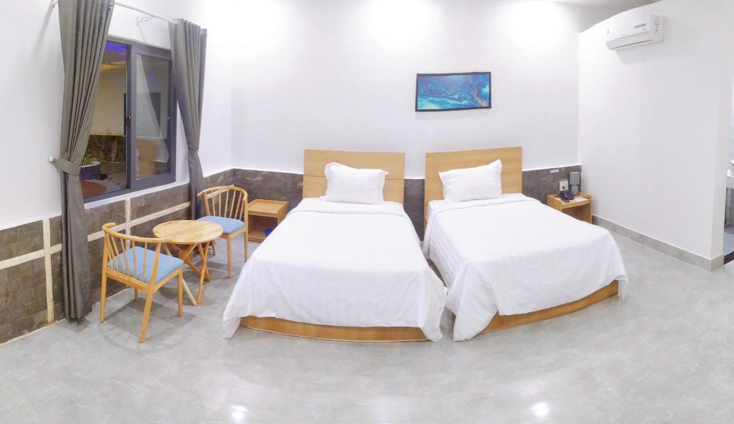 Twin Room with Pool View - Photo 3