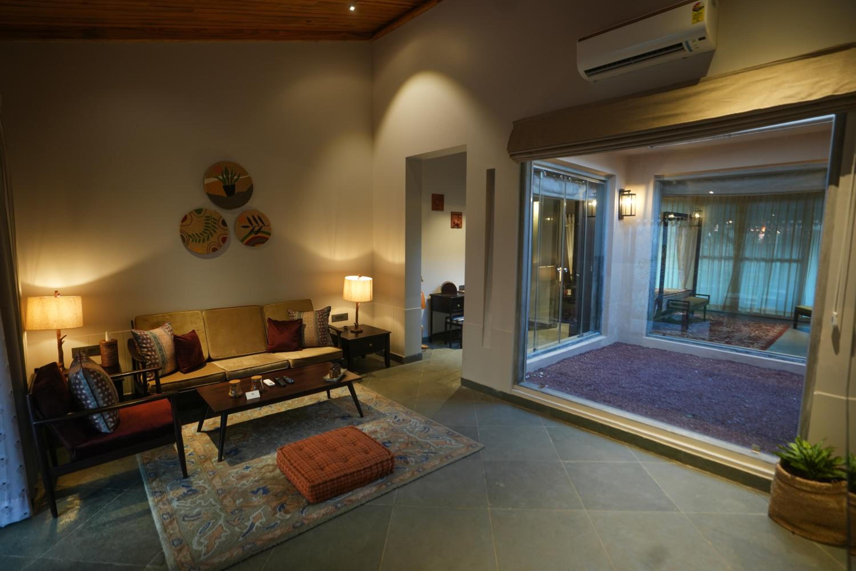 Luxury Villa With Courtyard photo 1