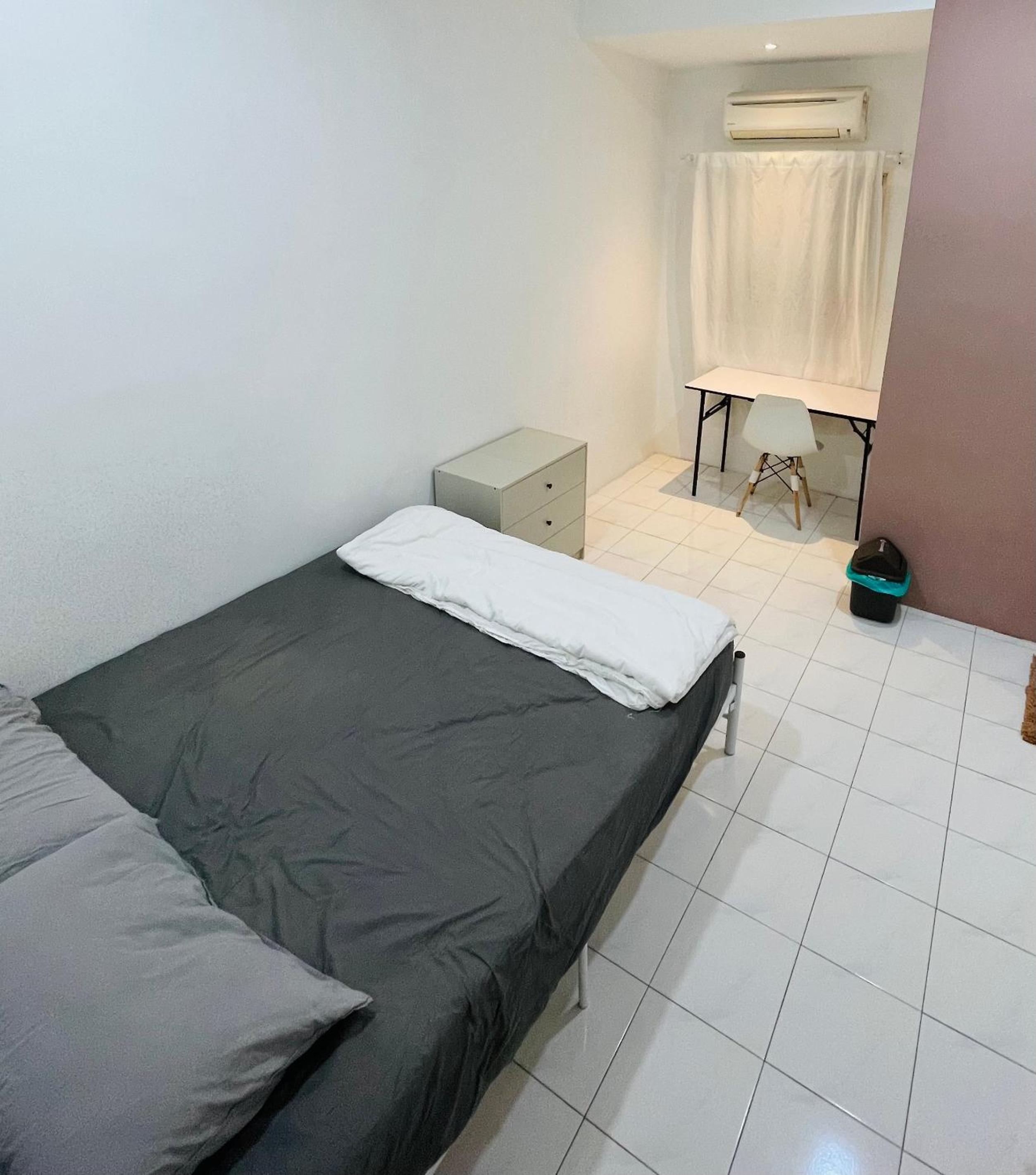 Standard Twin Room with Shared Bathroom photo 2