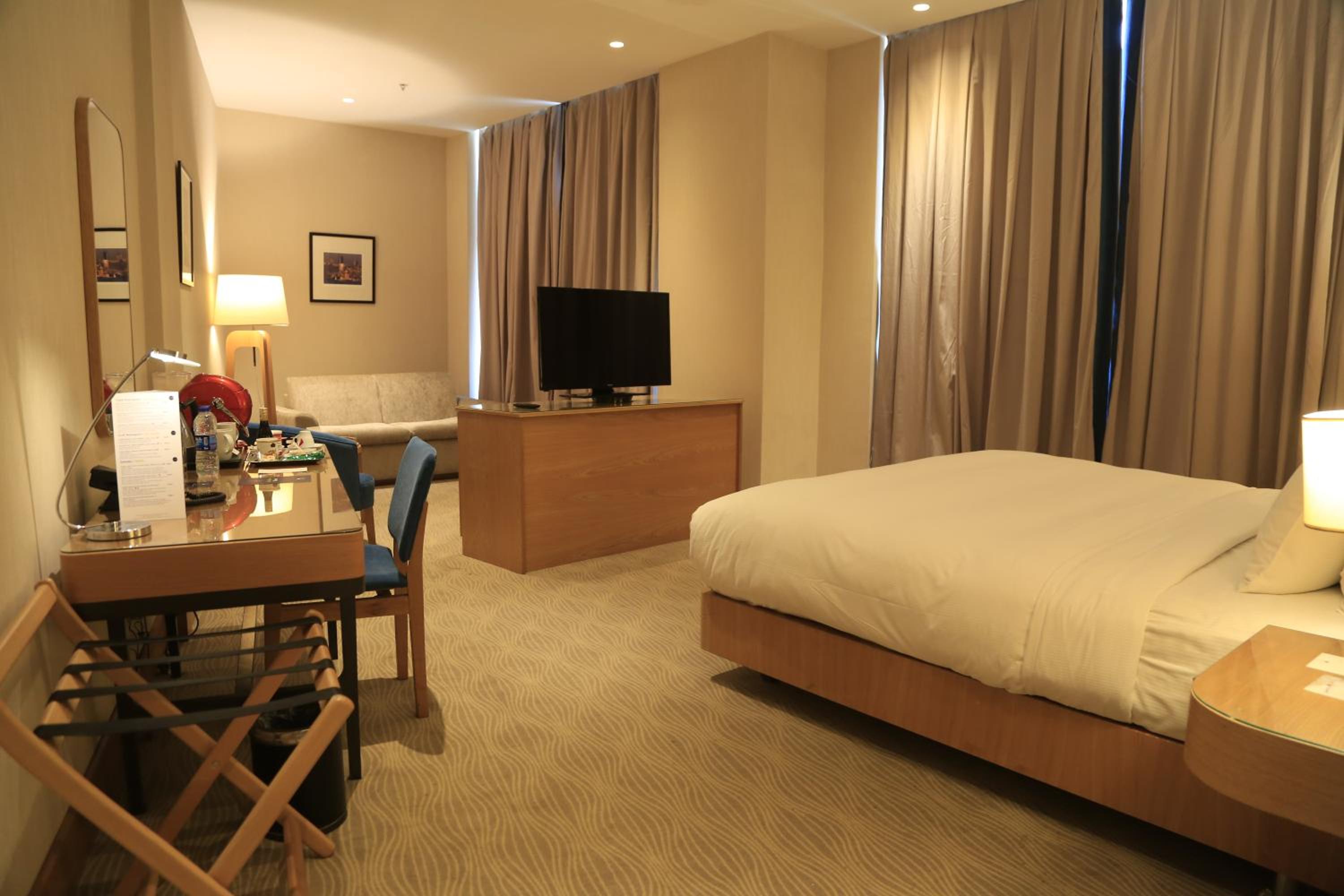 Queen Room photo 1
