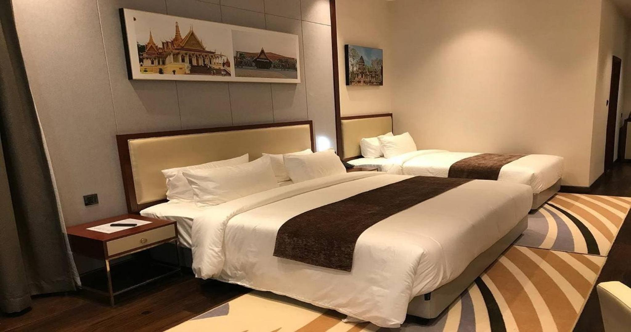 Family Suite with City View - Photo 2