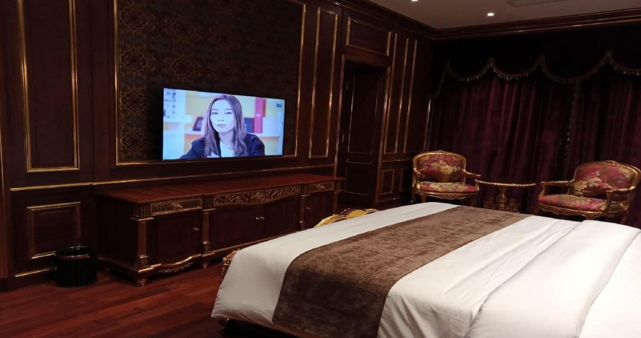 V V Suite Room with City View - Photo 4