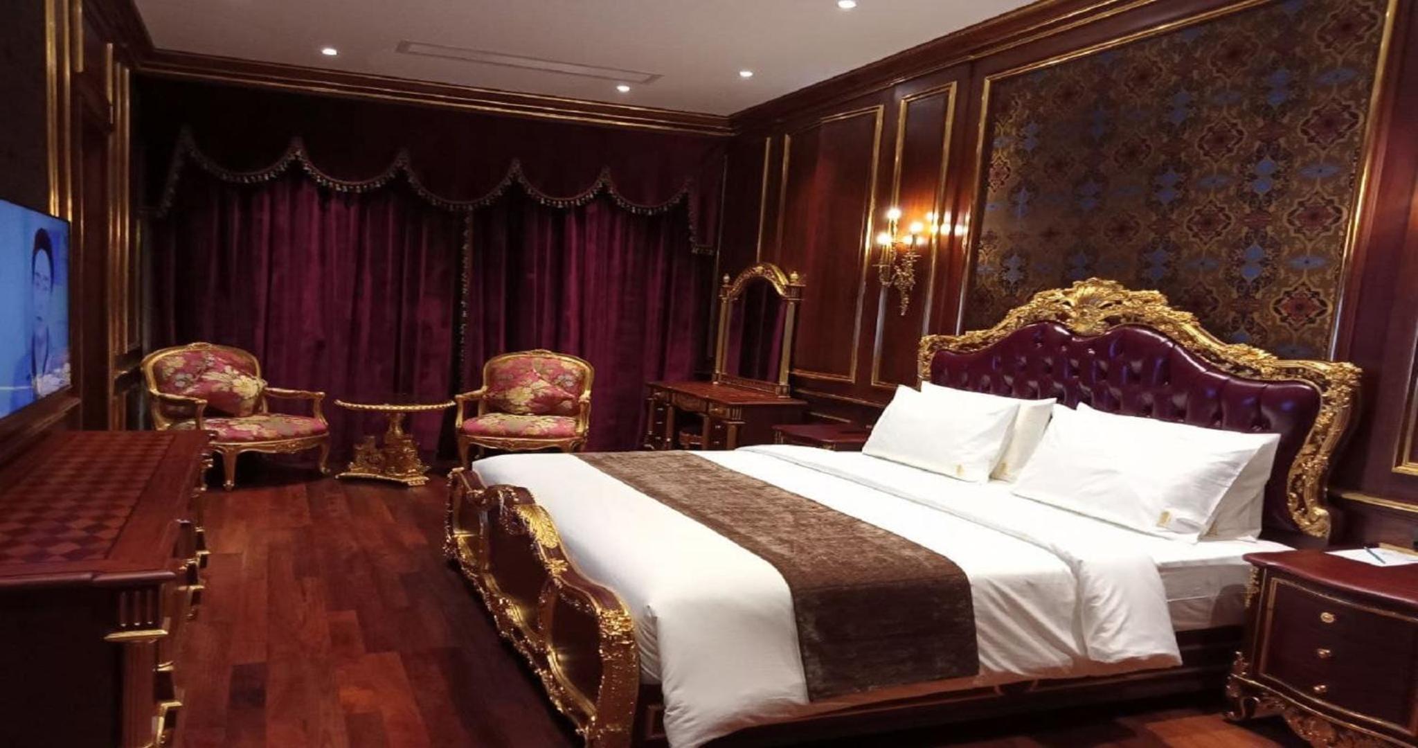 V V Suite Room with City View - Photo 3