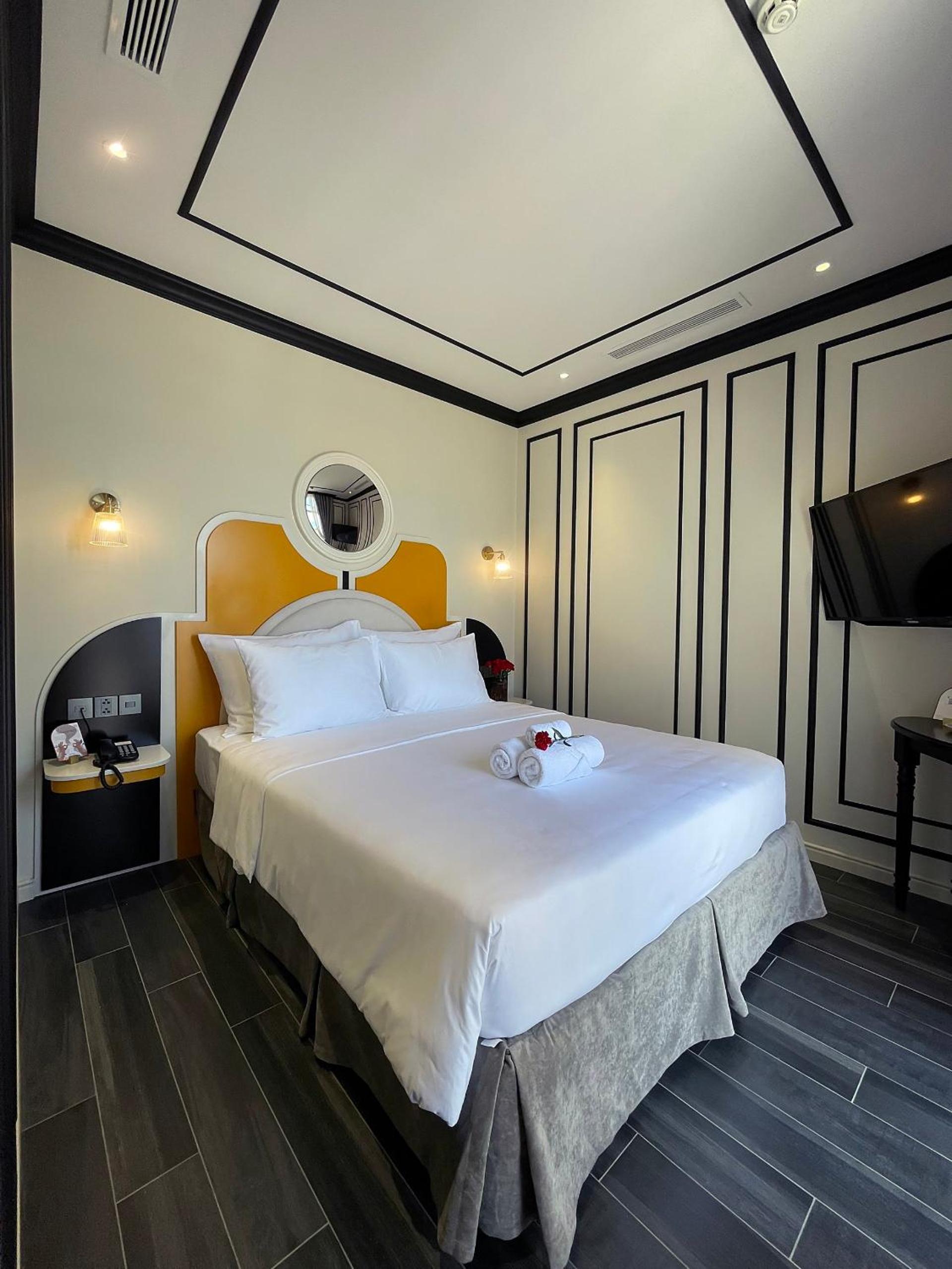 Suite - Photo 1
