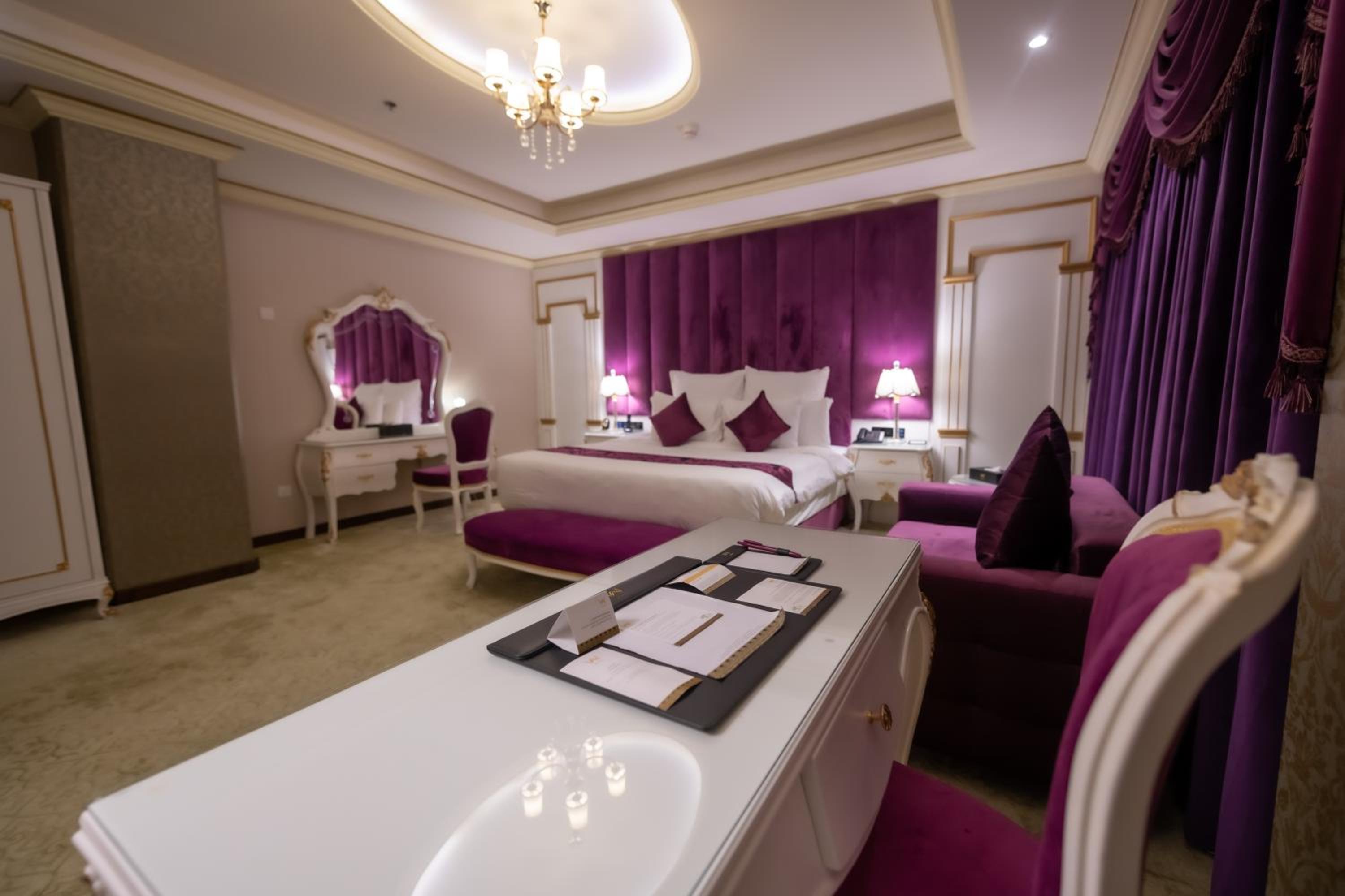 Deluxe King Room - Photo 2