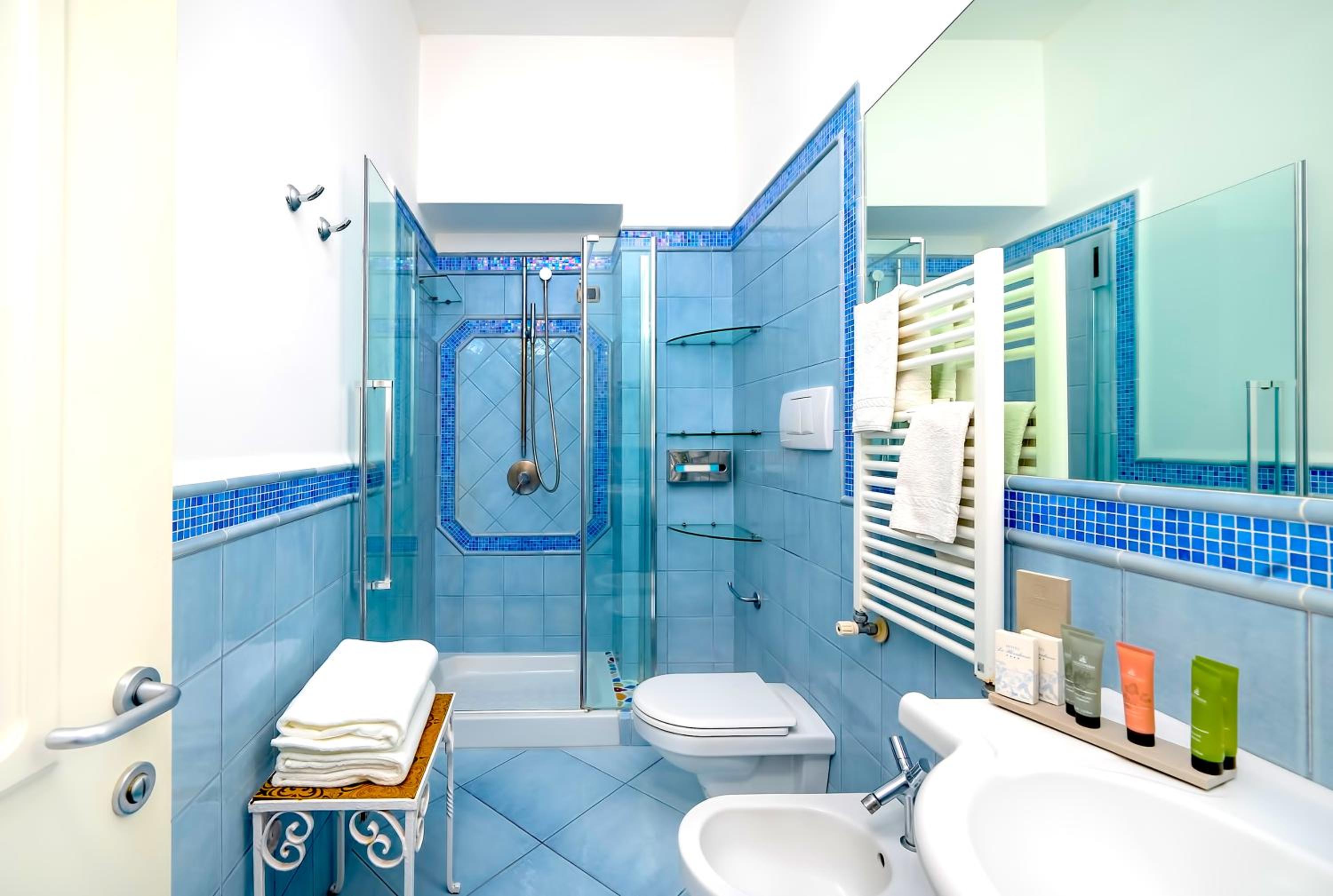 Double or Twin Room with Garden View thumbnail 5