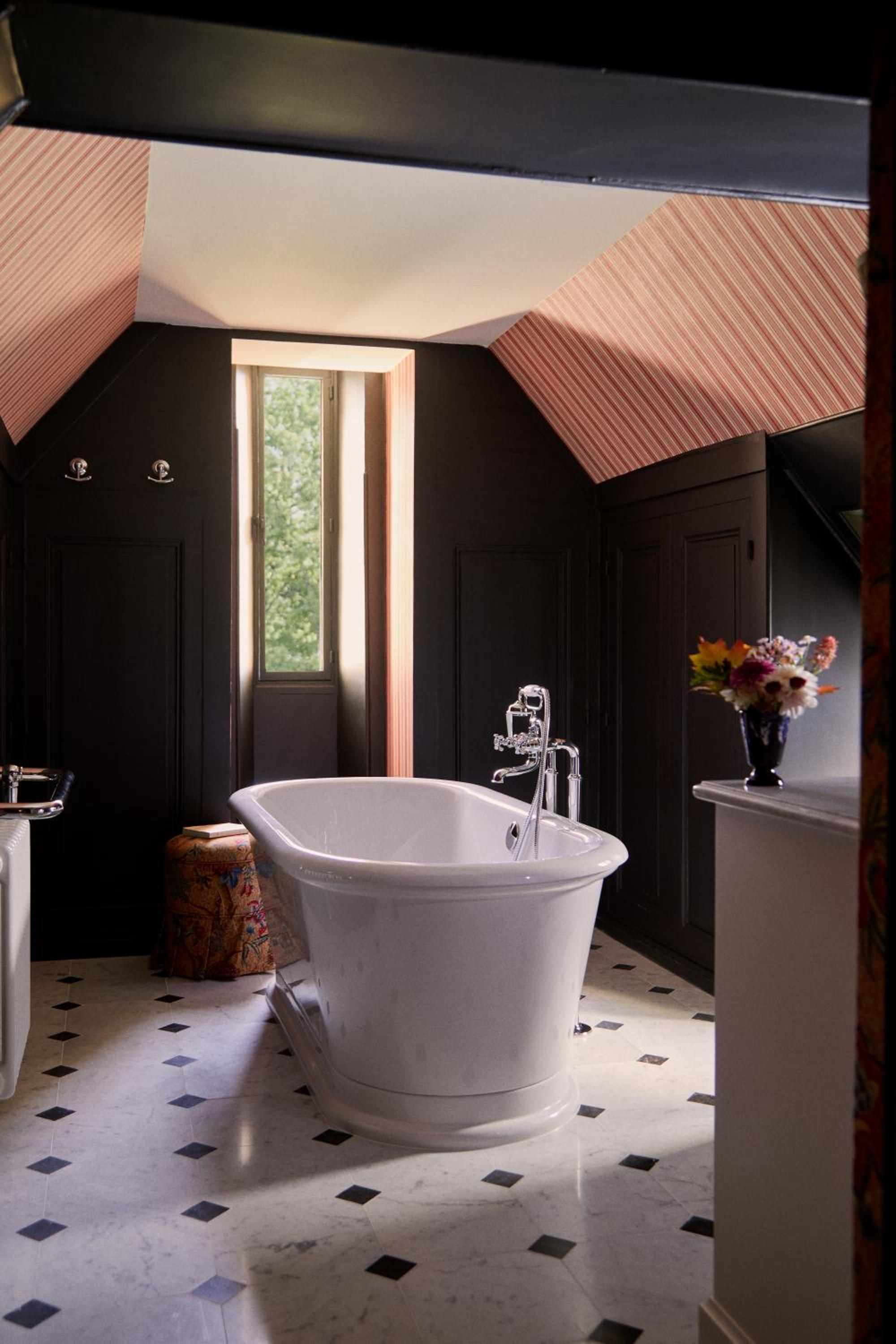 L’ABBAYE – LA SINGULIERE ROOM, 1 King bed, estate view, attic room - Photo 2