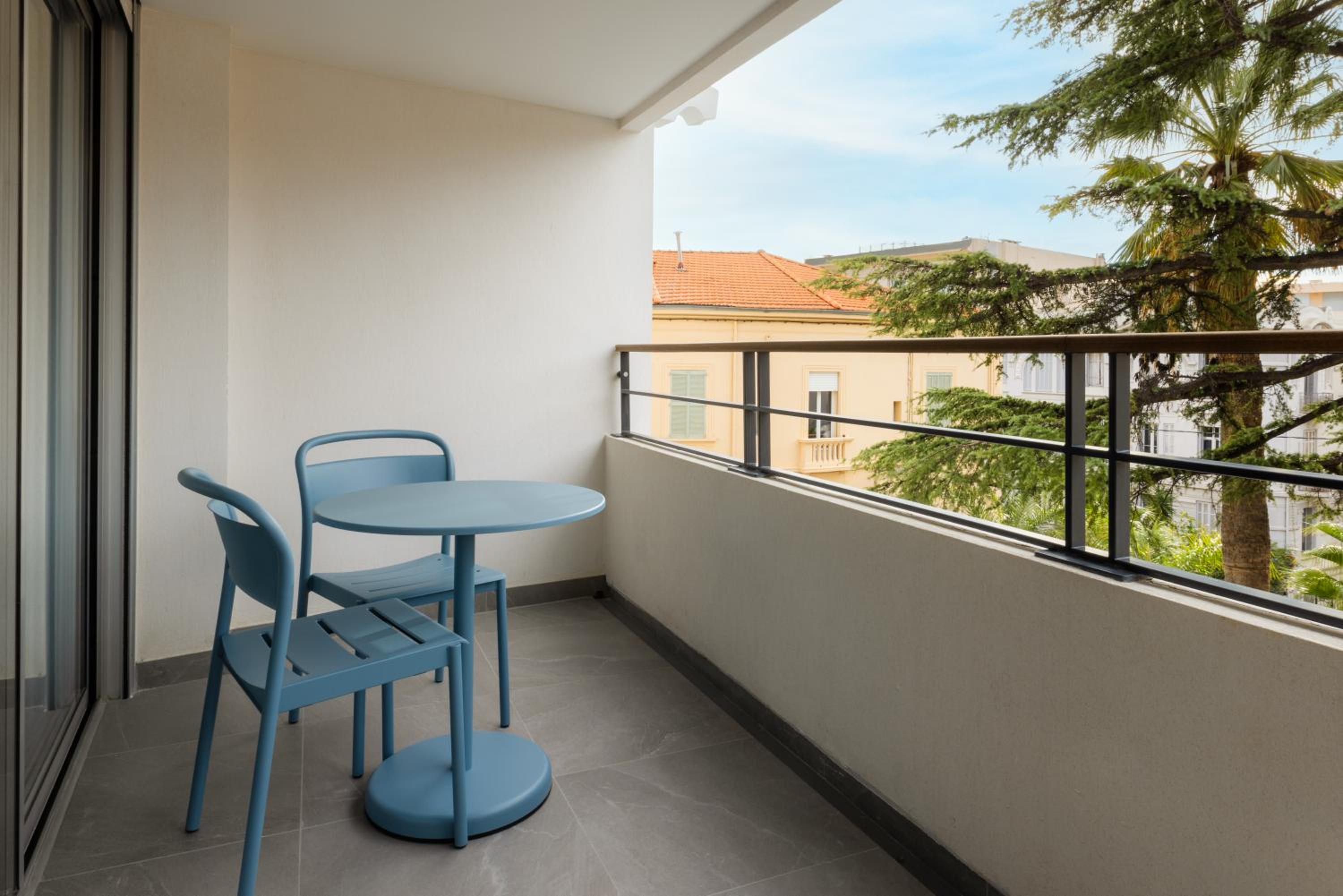 Studio Queen Suite with Balcony - Photo 14