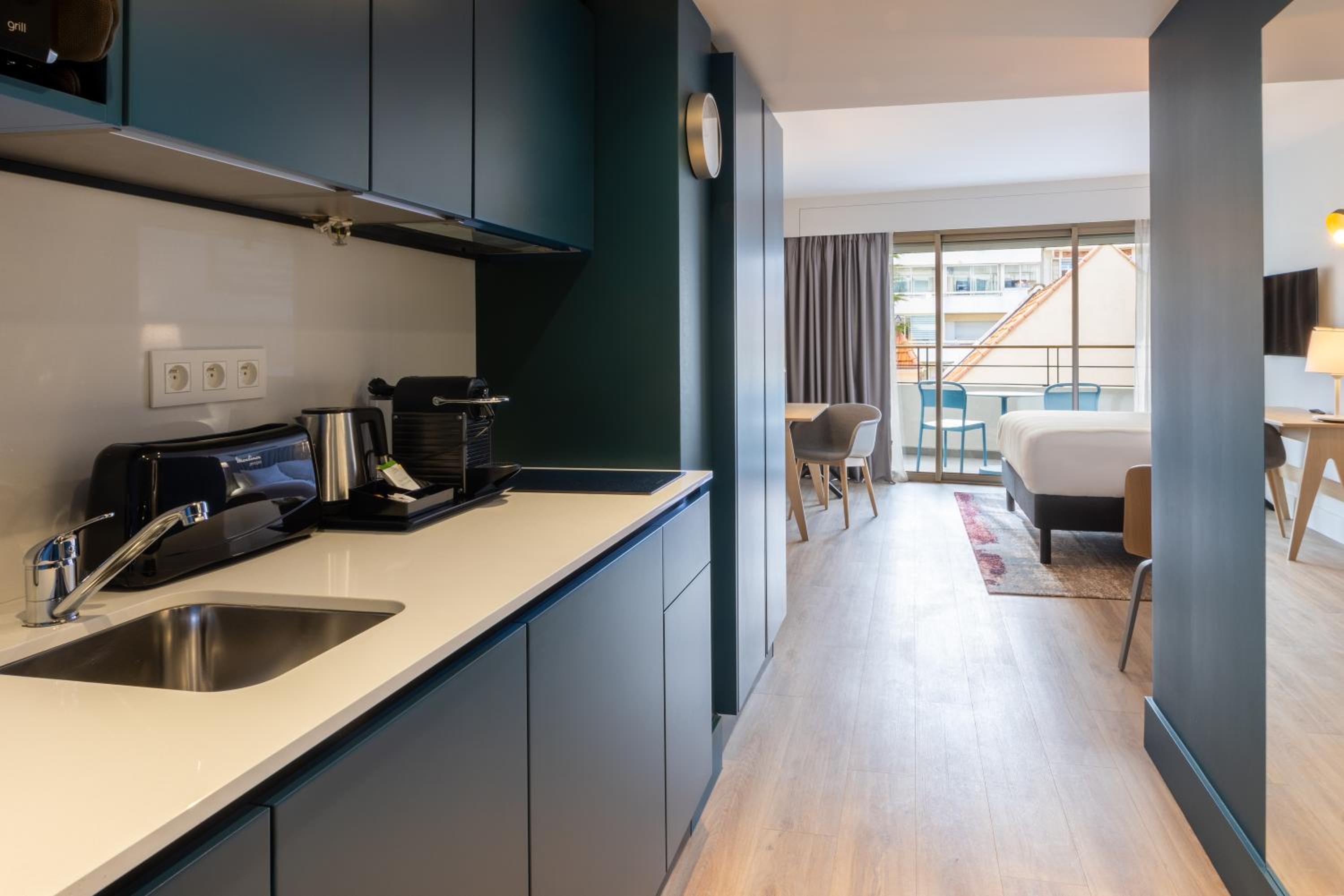 Studio Queen Suite with Balcony - Photo 16
