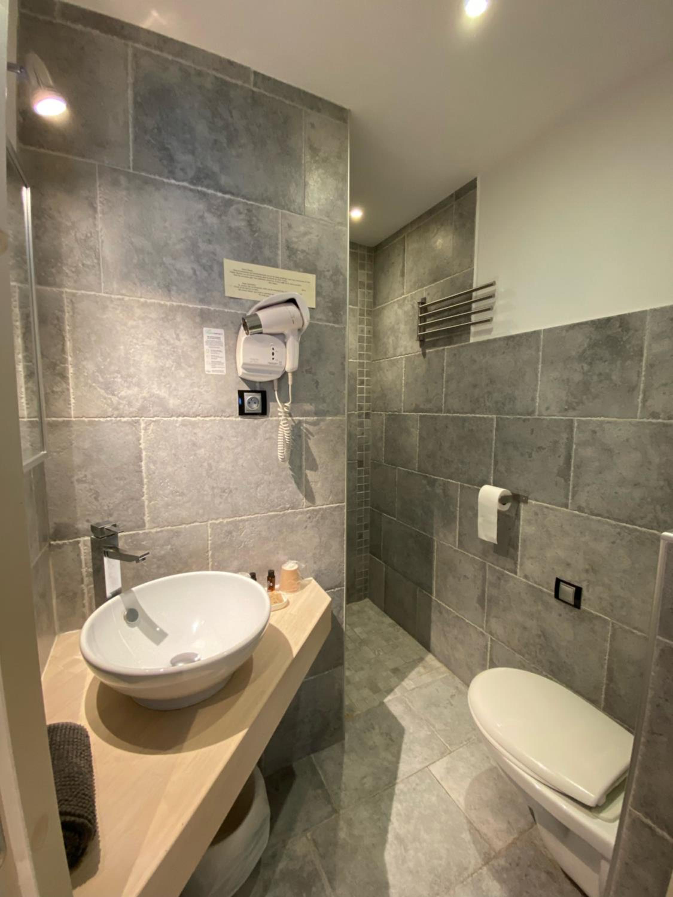 Budget Double Room - Photo 3