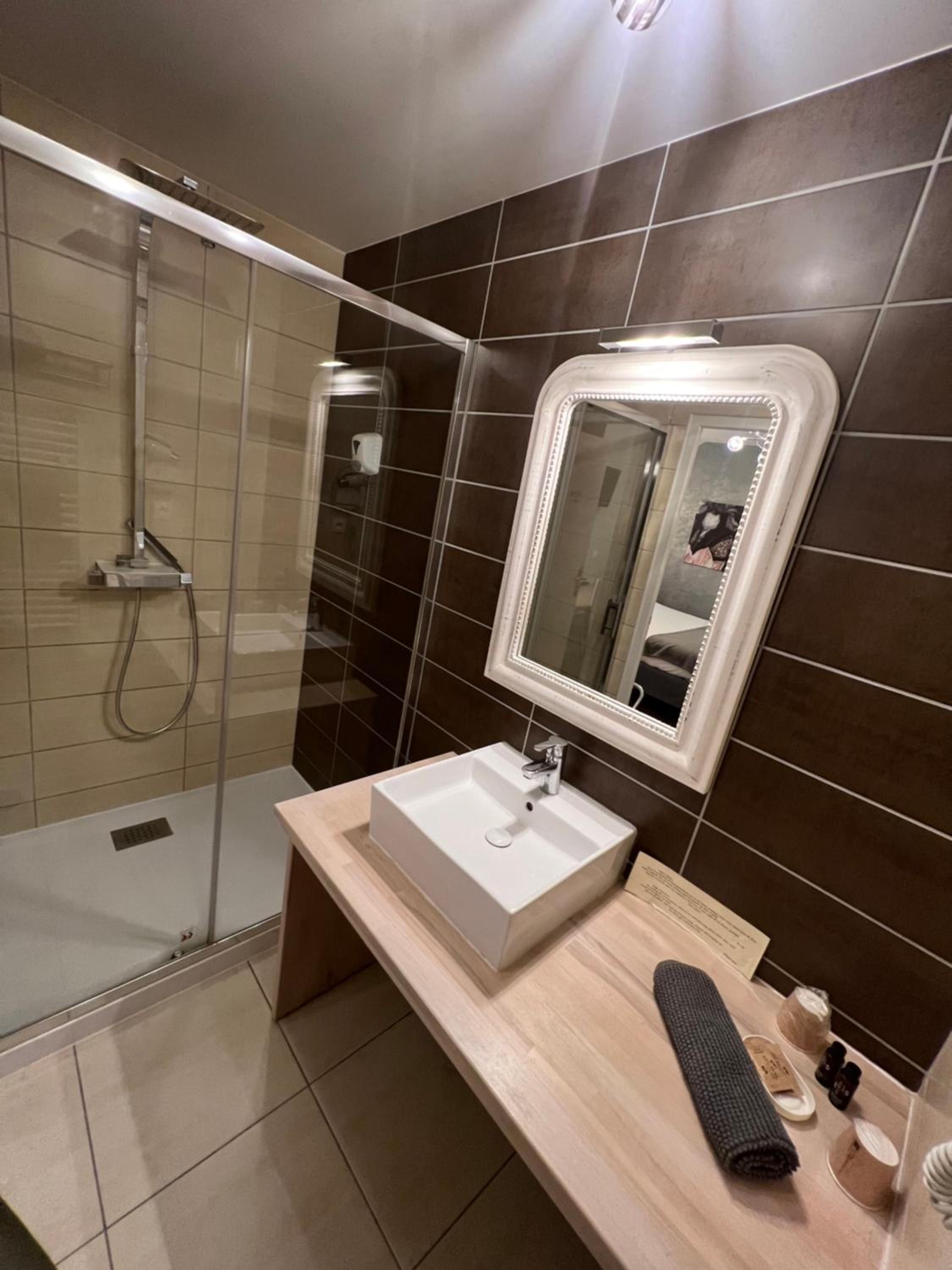 Standard Double Room - Photo 3