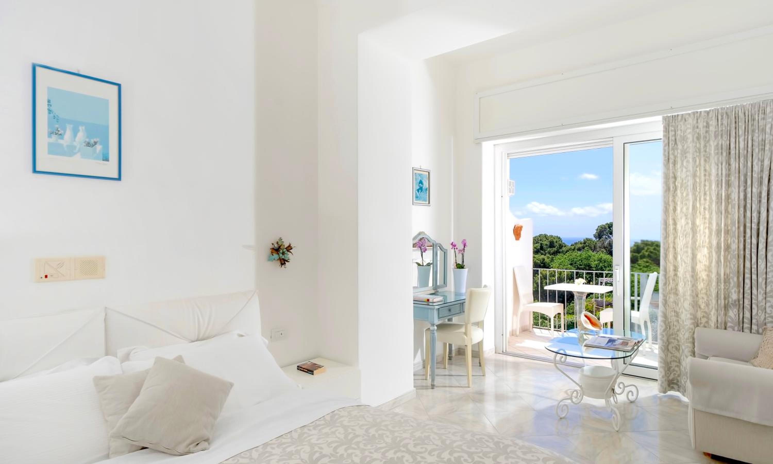 Superior Double or Twin Room with Sea View thumbnail 6