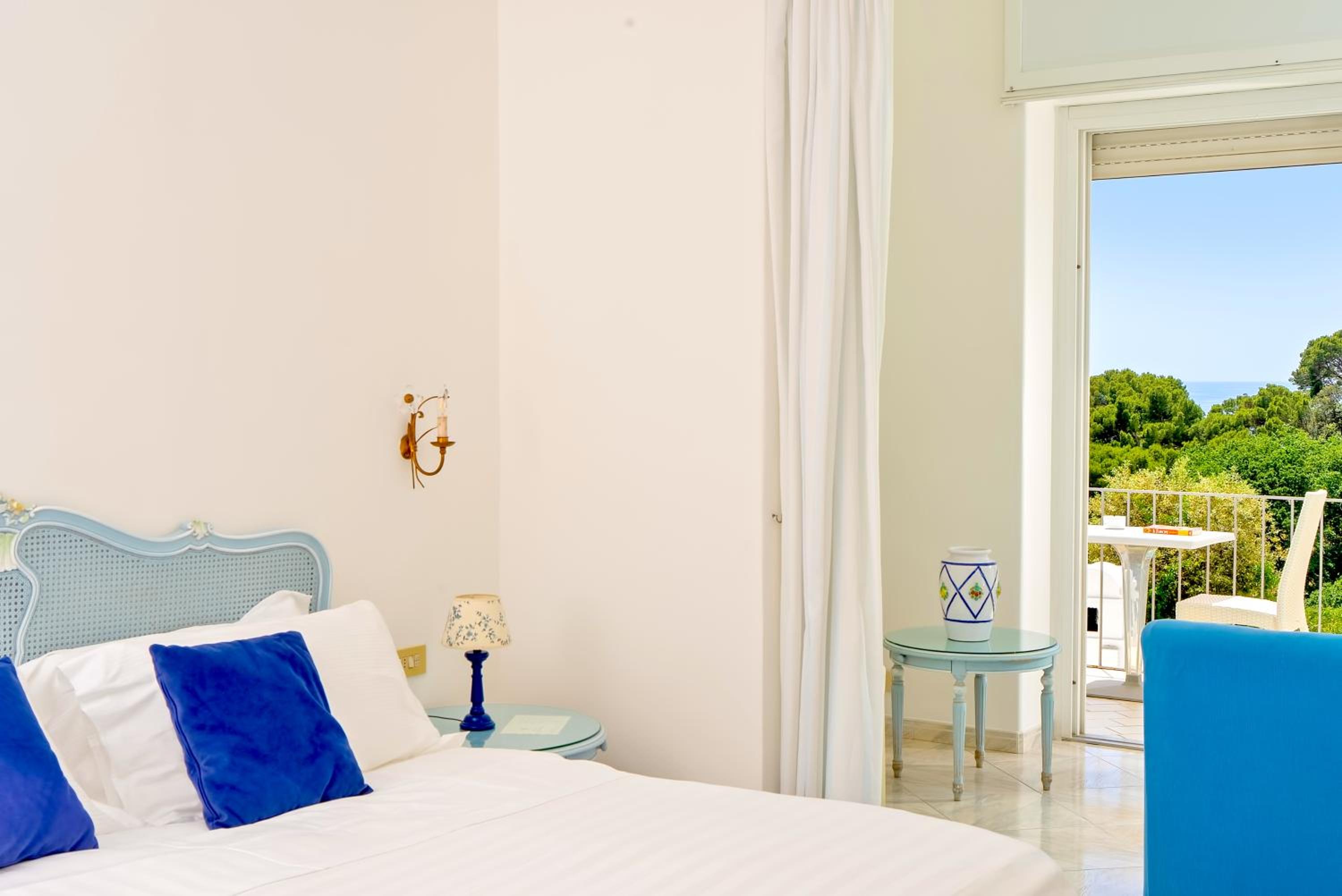 Superior Double or Twin Room with Sea View thumbnail 5