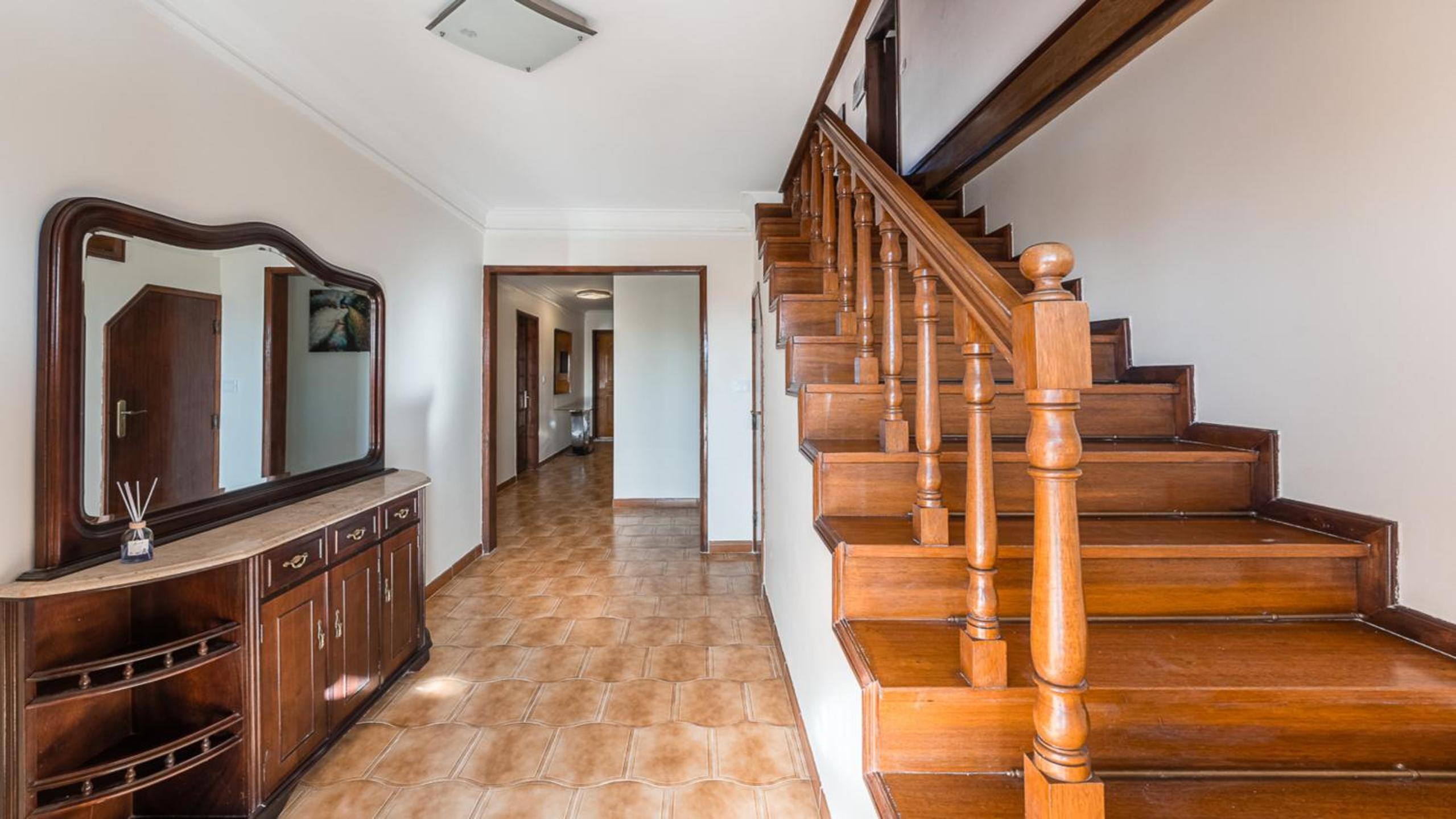 Five-Bedroom House photo 3