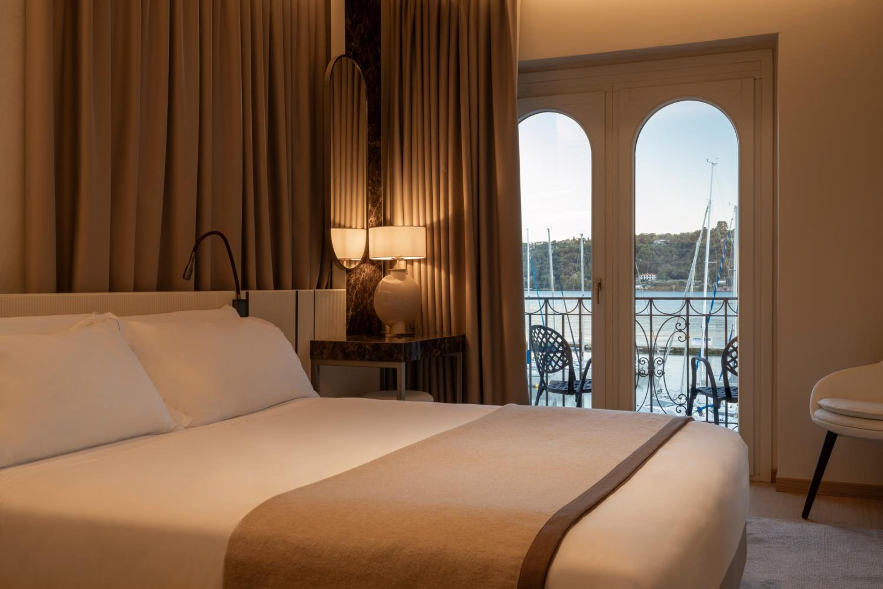 Superior Double Room with Lake View - Photo 1