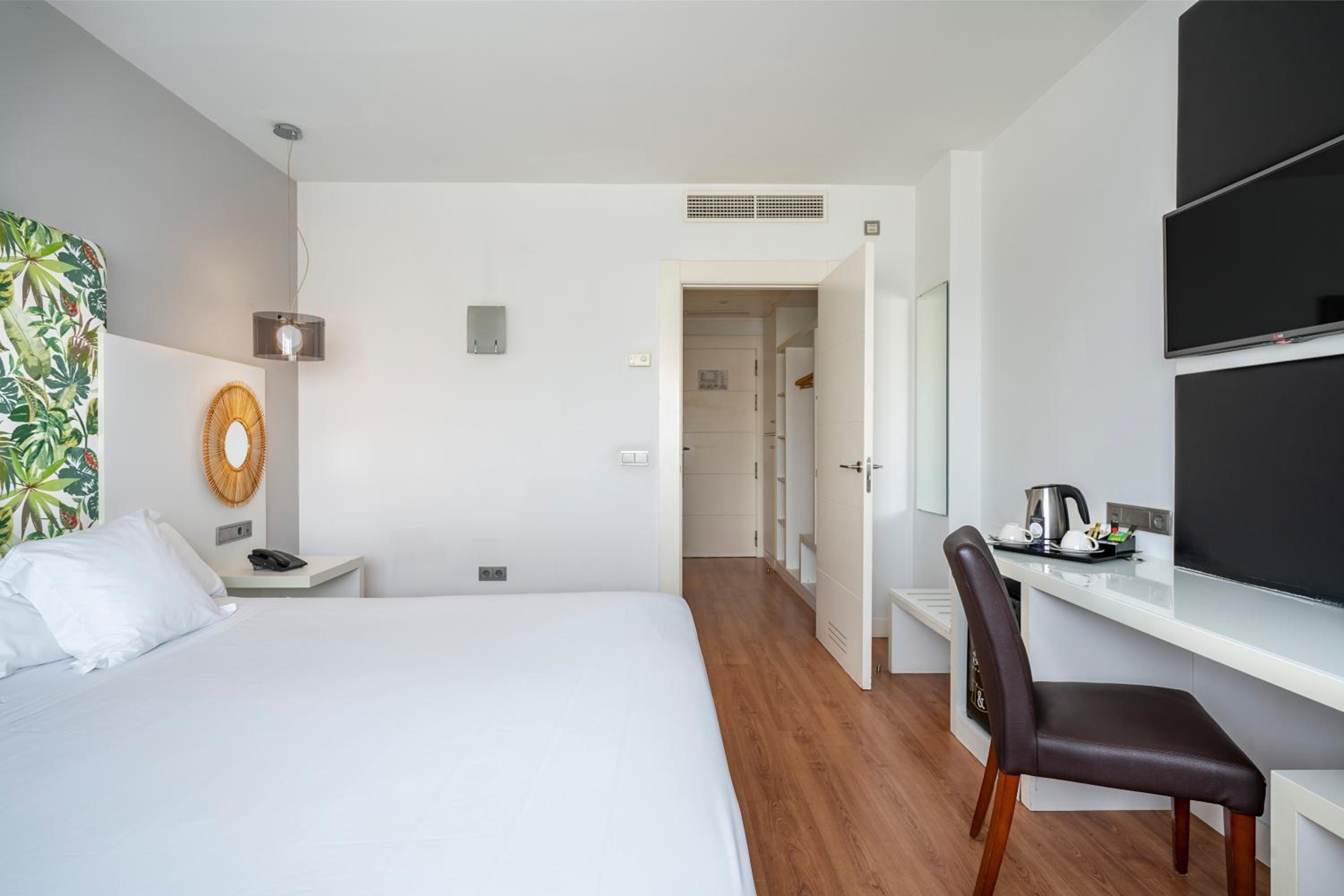 Double or Twin Room - Photo 4