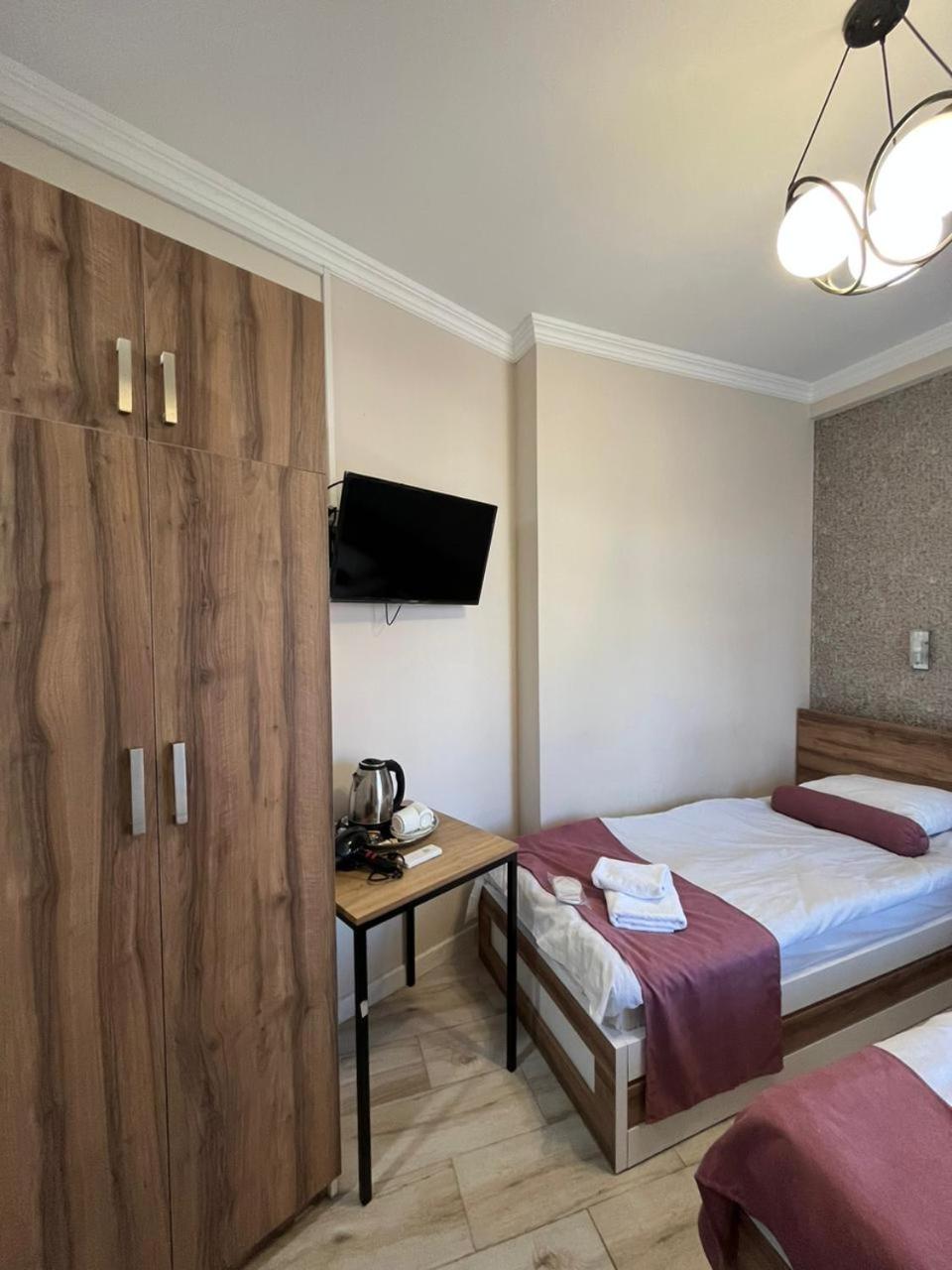 Twin Room with Balcony - Photo 6