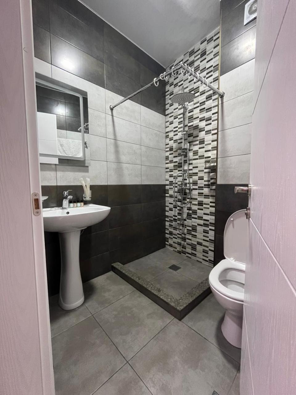 Double Room with Balcony - Photo 24