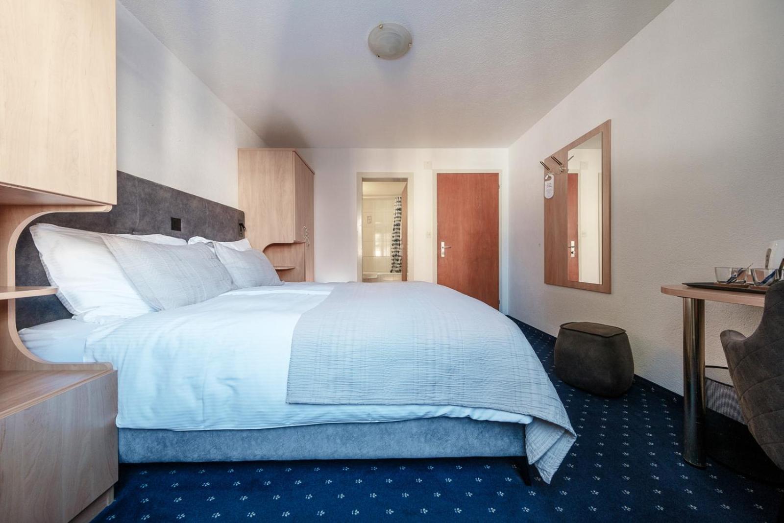Budget Double Room - Photo 4